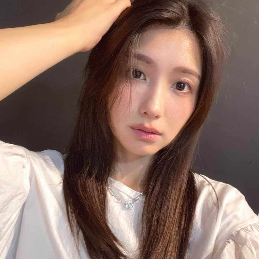 伊藤友里さんのインスタグラム写真 - (伊藤友里Instagram)「今のお気に入りたち🎨 右回りに  @sheglam_official  グリフィンドールハウスパレット ハリーポッターとのコラボかわいいい🦉🎪  @romand_jp  Zマットリップスティック/09シェルヌード ジューシーラスティングティント/31ベアアプリコット くすみがとれる色味🫧  @chanel.beauty  スティロユーウォータープルーフ/928エロス ヨレ知らず🍷  @apieu_japan  ジューシーパンメレンゲチーク/BE02プラムメレンゲ オーバーリップにも使用👄  @chanel.beauty  オンブルプルミエールクレーム/804サンティヤンスドゥシャネル 本来はクリームアイシャドウのようですが私は顔中艶を出したいところに塗っています✨  #メイク #毎日メイク #オーバーリップ」9月1日 18時29分 - ito_yuri_official