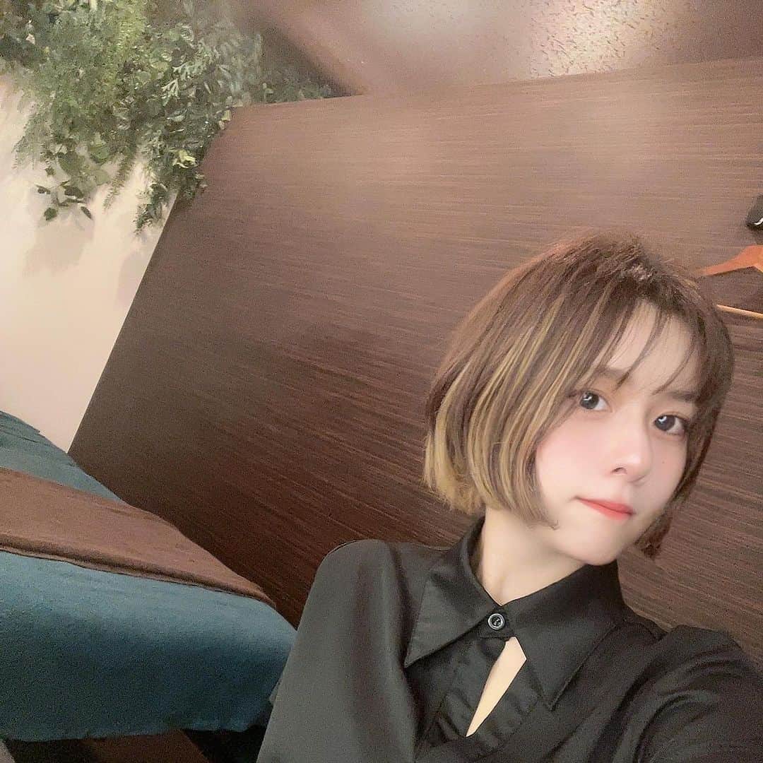 七瀬さくらのインスタグラム：「表参道の「SUI SPA」さんで、全身リンパマッサージを受けてきました✨（45分間コース）  SUISPAさんに行くのはこれで三回目。 いつもふんわり穏やかな接客と静かなお店の雰囲気がとてもいい感じのお店です。  小顔矯正コルギ・リンパマッサージの専門店です。 口コミも多く人気のお店です🌟 ブライダル向けのプランもあり👰‍♀️  数種類のアロマの中から好きなアロマをひとつ選び、そのアロマを使って全身マッサージしていただきました。 強めが好きなので、しっかり強めにお願いしました💫 どこでも言われる「お疲れですね」を今回も言われました…気持ちはお疲れじゃないけど、身体がいつもやばいらしいです😨（これでも整形外科も整体もジムもストレッチも通ってるから全然良くなったから大丈夫） 首肩しっかり、全身の凝りをしっかりほぐしてもらいました！ オリジナルの腸セラピーも受けて、スッキリリフレッシュできました♡ アフターティーも最初に出るドリンクも全部美味しい🌸  駅徒歩3分のめちゃくちゃアクセスの良いビルにあるので迷うことなく辿り着けるのも◎ ありがとうございました♡  PR @sui_spa #小顔矯正 #ヘッドスパ #花嫁美容 #プレ花嫁 #ブライダルエステ #ブライダルダイエット #スイスパ #表参道エステ」