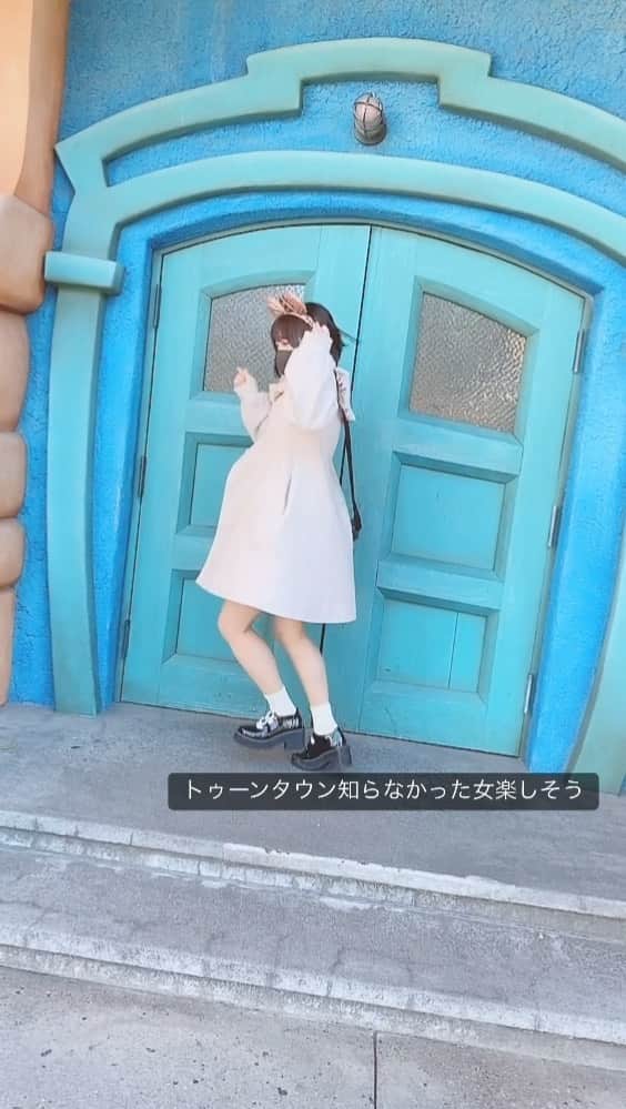 のインスタグラム：「トゥーンタウンっていろんなところから音出たり動いたり楽しいんですね〜^ ̳ට ̫ ට ̳^ #おためし彼女 #おためしひなちゃん #ディズニー #ディズニーランド #disney  #トゥーンタウン」