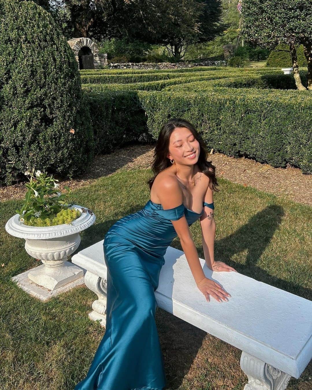 Beginning Boutiqueのインスタグラム：「We love love 🥹🤍 The beautiful @_jiezheng wears our best-selling Ella Teal Off Shoulder Formal Maxi Dress to a friend's wedding!」