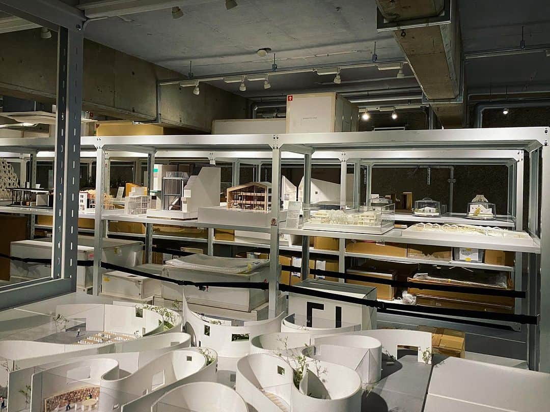 Warehouse TERRADA 寺田倉庫のインスタグラム：「建築倉庫  建築模型は、建築家や設計者のアイデアや思考・建物が建つまでのプロセスを垣間見ることができる貴重な資料です。  WHAT MUSEUMの建築倉庫では、建築家や設計事務所から預かる600点以上の建築模型を保管し、その一部を公開しています。 日常では触れる機会の少ない建築模型や保管の現場を見ることができます。  建築倉庫についての詳細はこちら→@archi_depot https://what.warehouseofart.org  #寺田倉庫 #WarehouseTERRADA #建築倉庫 #WHATMUSEUM #天王洲 #天王洲アイル #建築模型 #建築 #模型  #建築家 #アート #アートシティ #Tennoz #archidepot #architecture #architecturemodel #artcity #art」