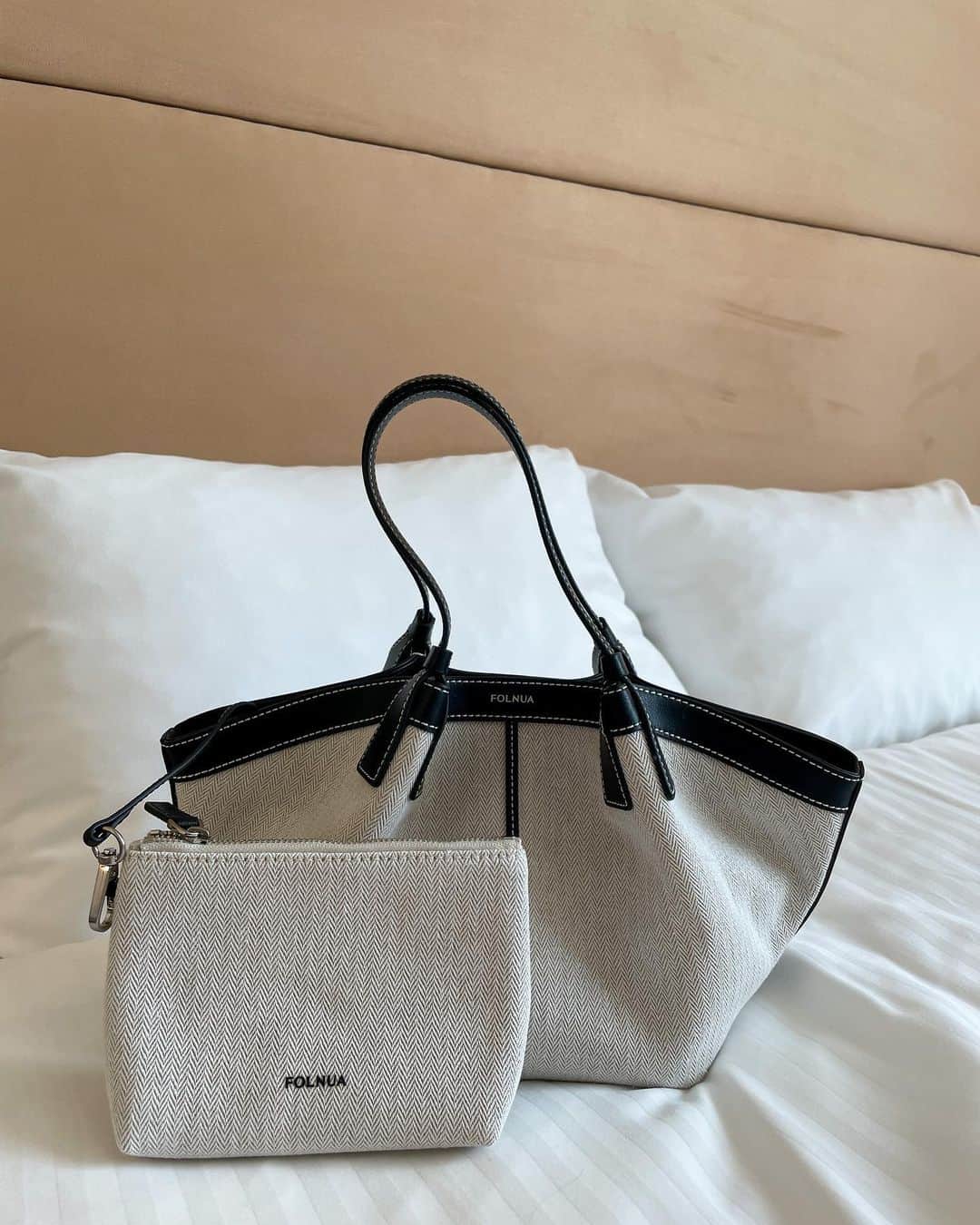 のインスタグラム：「. 一目惚れbag♡♡♡ ⁡ ⁡ @folnua_jp  @folnua_official  ⁡ ⁡ ⁡ ⁡ ⁡ ⁡ ⁡ ⁡ ⁡ ⁡ ⁡ ⁡ #folnua #folnuabag #bag #favoritebag #フォルニュア #フォルニュアバッグ #韓国ファッション #購入品 #産後ママ #ママコーデ #カジュアルコーデ #大人カジュアル #ベーシック #ベーシックコーデ #30代コーデ #男の子ママコーデ #大人シンプル」
