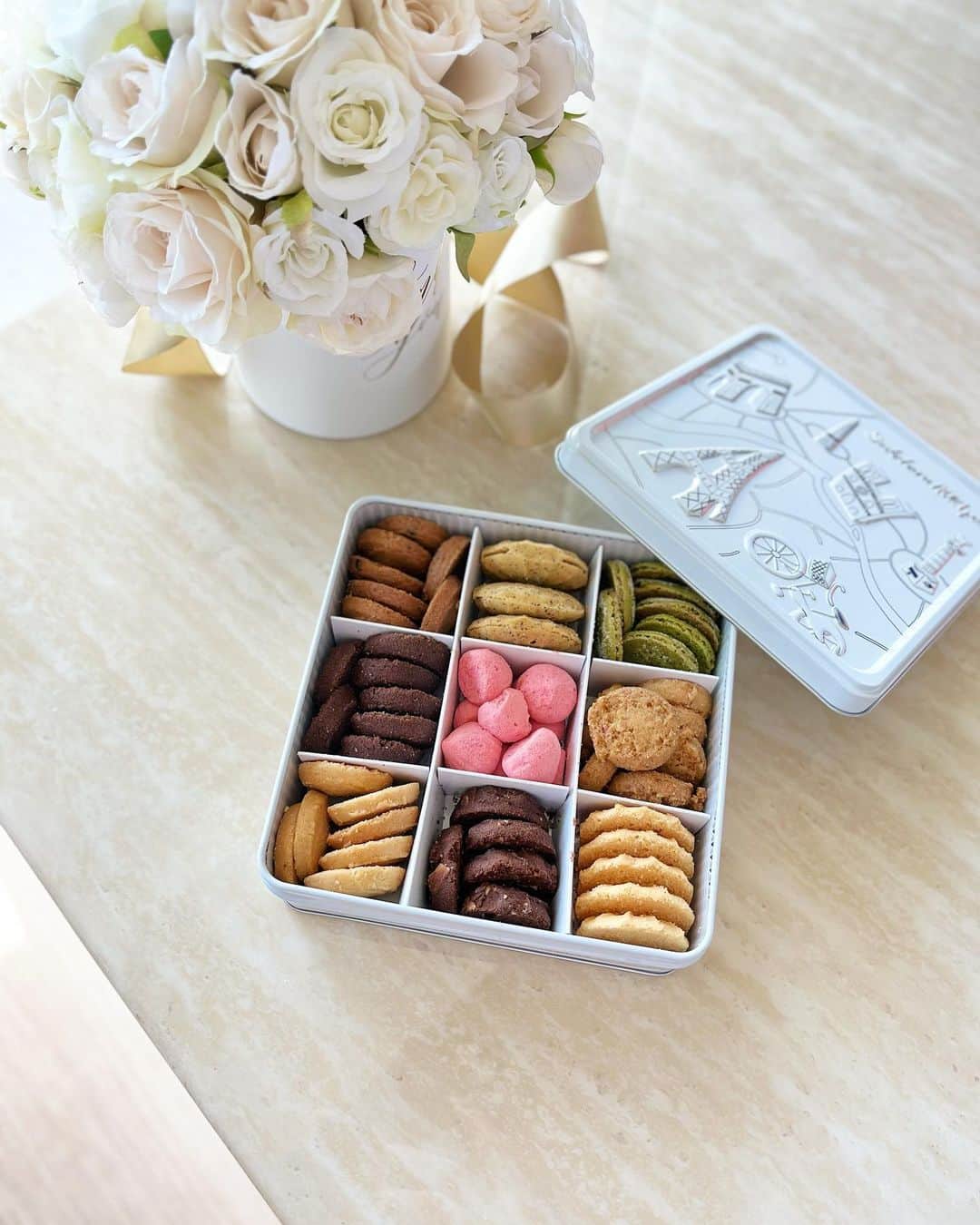 のインスタグラム：「𝑆𝑒𝑝𝑡𝑒𝑚𝑏𝑒𝑟🫖🍪🤍 ⁡ パリの街並みが素敵に描かれたお気に入りクッキー缶に ときめく9月の始まり🫶🏻🍨🤍 ⁡ #サダハルアオキ #パティスリーサダハルアオキパリ #クッキー缶 #sadaharuaoki #patisseriesadaharuaokiparis #cookies #おうちカフェ #おうち時間」