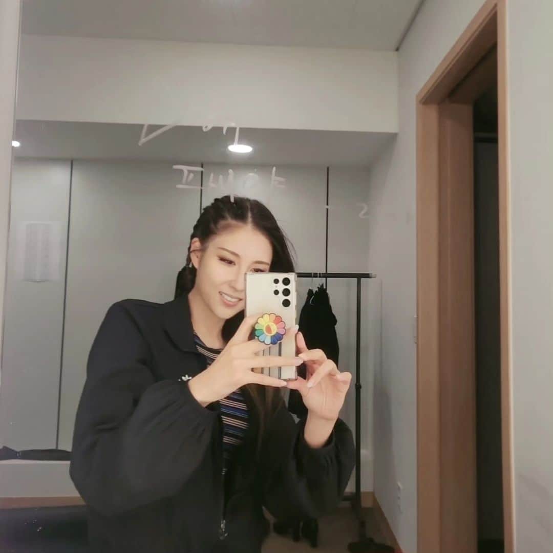 のインスタグラム：「A cute surprise from @nanlisada  대기실 거울에 이런 서프라이즈를ㅋㅋ 요즘 그룹 활동할때 생각 많이나게 하네..🩷」