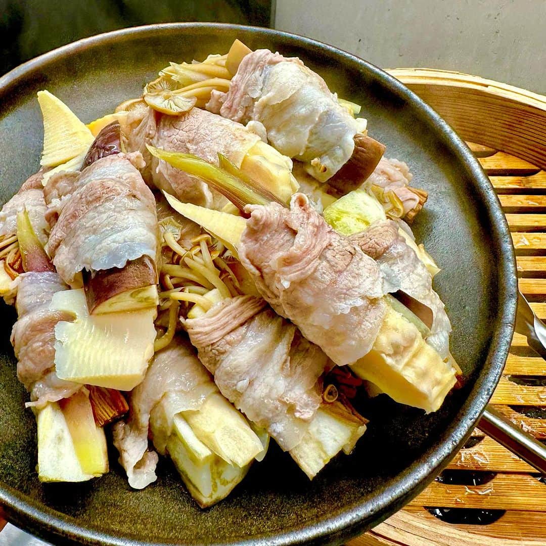武井義明のインスタグラム：「きのこと野菜を豚バラしゃぶ肉で巻いて蒸しました。  Co-performer of guanylic acid, inosinic acid, and glutamic acid. It must be delicious.」