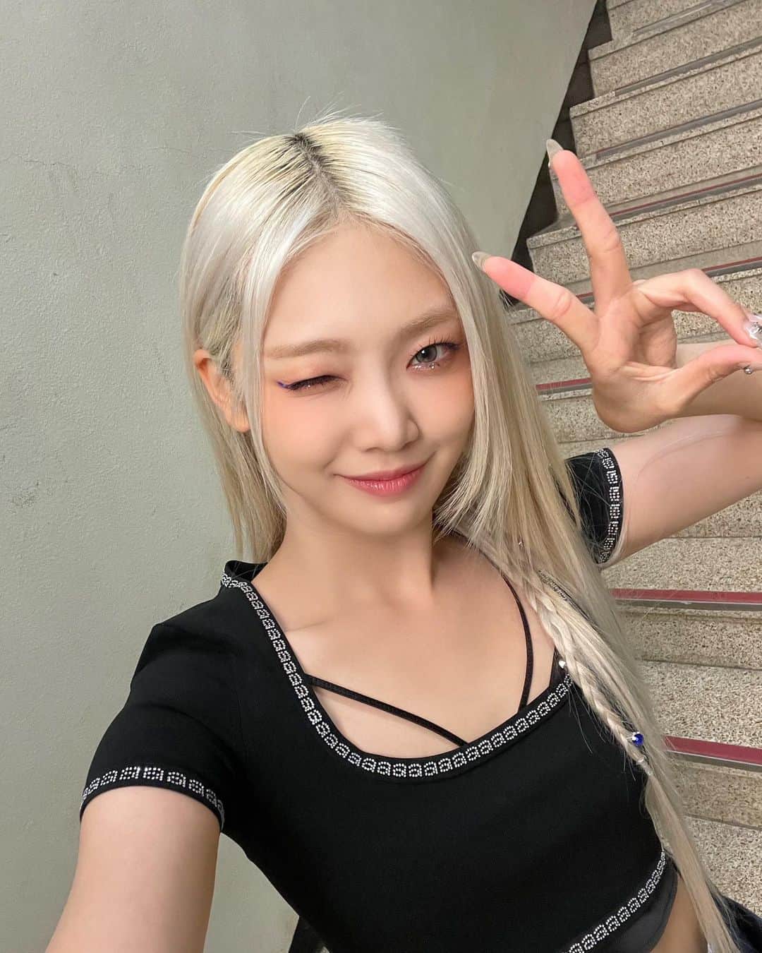 EVERGLOWのインスタグラム：「[📸Today EVERGLOW]  23.09.01 #뮤직뱅크  오늘의 에버글로우💜  #EVERGLOW #에버글로우 #ALL_MY_GIRLS #SLAY #이유 #시현 #미아 #온다 #아샤 #이런」