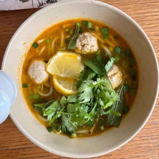 Pho 321 Noodle barのインスタグラム：「赭色がつよくなった3rd noodle、たくさんの方々にリピートしていただいて嬉しいです。(---まだまだ赤く帯びます)  september 2nd 2 septembre 明日のin-flight meal box/plateは大定番のpower food「豚ひき肉とレモングラスのピリ辛そぼろごはん」「トムヤム鯖」、 日替わりデリは「16ささげとあじめコショウのポリヤル」(pic2-45epicesのアリッサをひと匙落として)「茄子と大葉のナムル」からスタートです🏃‍♀  3rdにmimi pork riceを組み合わせても💮 碗に添える檸檬は、潮風の吹く土壌で 美味しさを蓄えた　淡路島平岡農園さんのもの🌕  air conditionerも完全復旧致しました。 明日は　7:30pm last flightと中休みなしのlong flight　ゆっくりとお立ち寄りくださいませ。  ----pho321 noodle bar----  11:30am opening 7:30pm last flight 8pm closing  03 6432 9586 *lunch box reservation 03 6432 9586(*9am-)  ----🌏nearest station🚇　7-13min.on foot🐴🌱---- ⚫︎Harajuku station(JR),Meiji jingumae station(tokyo metro chiyoda line) ⚫︎Kitasando station(fukutoshin line) ⚫︎National stadium station(oedo line),Sendagaya station(chou sobu line) ＋ ⚫︎meiji jingumae station←→omote sando station (tokyo metro chiyoda line) -------- *method of payment* cash,credit,id-pay,quick-pay,🍎-pay,suica🐧,hona icoca, 🐶hachi-pay,pasmo,line-pay,au-pay,楽天pay,微信支付, d-払い,paypay etc.  #pho321 #pho321noodlebar　#淡路島平岡農園 #vietnamesefood #poriyal　#dubsyndicate」