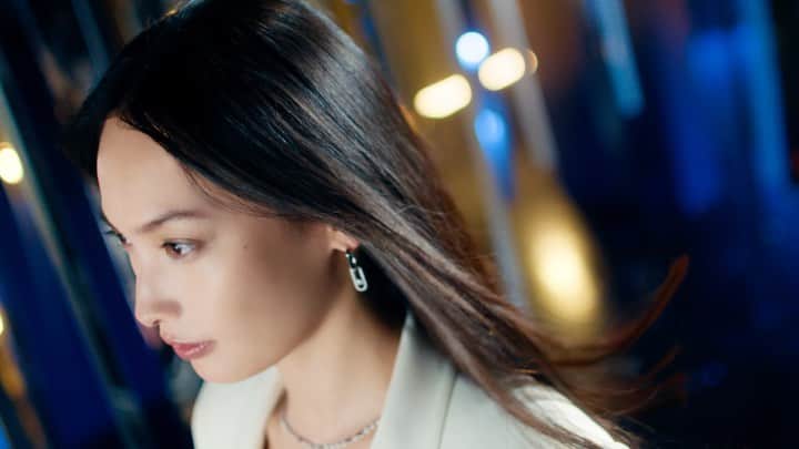 大政絢のインスタグラム：「YAMAN🖤  何よりドライヤーは高級感のある見た目と軽量さ速乾に感動しました。  マッサージ機能までついているので余裕がある時は頭皮もしっかりケア✌️  皆さんは髪のケアで気になることありますか？  #ヤーマン#YAMAN」