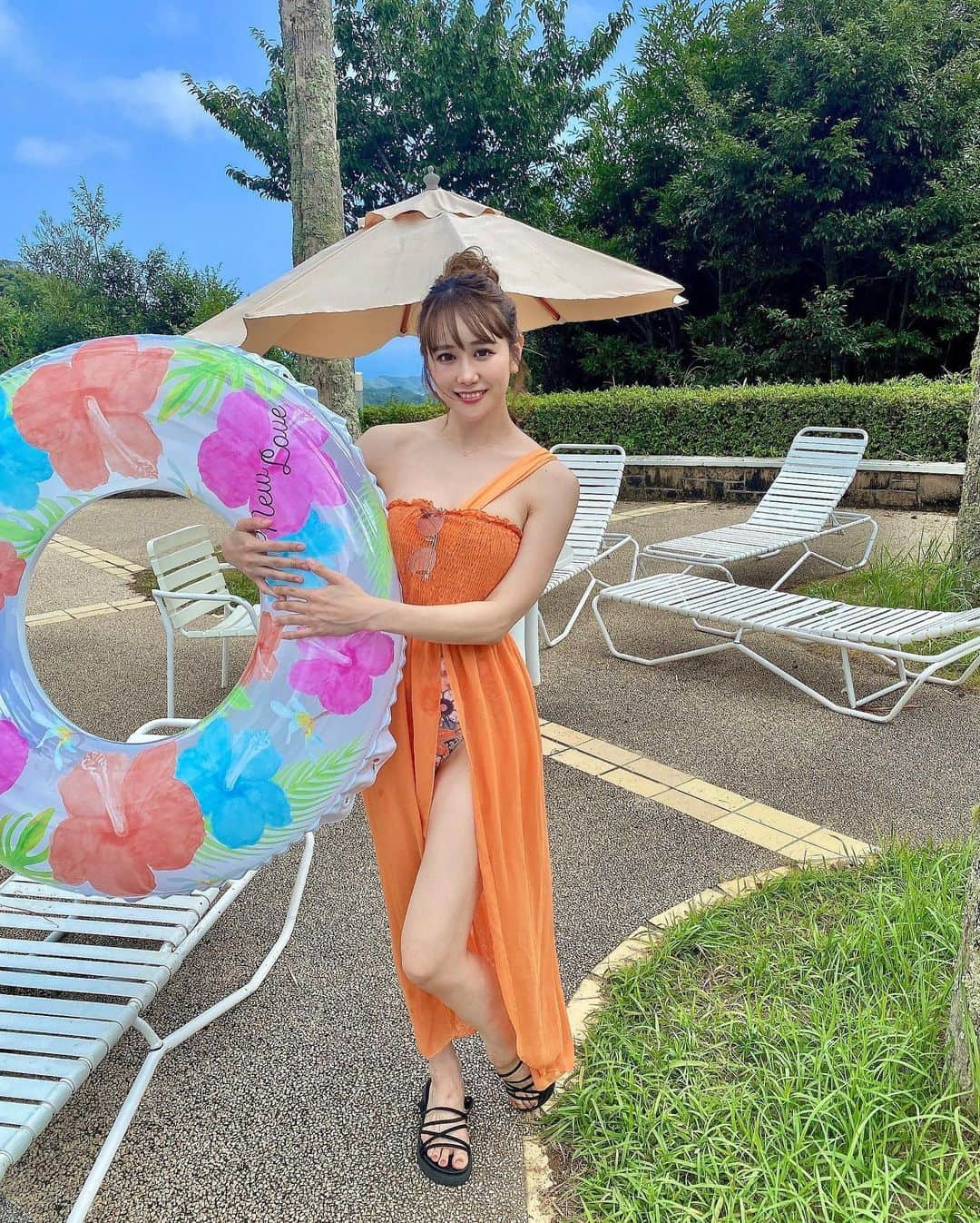 日向カンナさんのインスタグラム写真 - (日向カンナInstagram)「9月がはじまりましたね〜🌼 昔、ビールの売り子をやってみたかったカンナです🍺（普段はビールはあんまり飲まないけど、焼肉と外だと飲みたくなりますねぇ☺️）  居酒屋の娘なので、常連のお客さんと仲良くなったり、偶然のきっかけやご縁で人と繋がれることが私の人生には欠かせないのです🤭✨マスターの娘さんっと、お店では呼ばれておりましたね♡ お婆ちゃん、お父さん譲りの居酒屋娘ですね🫶🏻🍻ふふ。  夏が終わりに向かって寂しくもあり、秋は1番好きな季節だからワクワクもしている♡ 芋🍠栗🌰が大好きすぎて、今日も栗あん団子🍡とおさつチップスを買ってきました♡  夏も大好きだけど、秋もたまらなく大好きじゃ🙈  #夏の思い出 #水着コーデ #水着 #ビール #旅インフルエンサー #夏服コーデ #旅好き #旅游  #원스 #데일리패션  #소통 #데일리룩 #일상  #japanease #좋아요   #japaneasegirl #love #instagood  #followme  #japan #tokyo #大人可愛い #大人女子 #ビジョビ  #美容 #美容女子 #インフルエンサー  #タビジョ #笑顔が人を幸せにする #笑顔が一番」9月1日 18時38分 - kanna_hinata