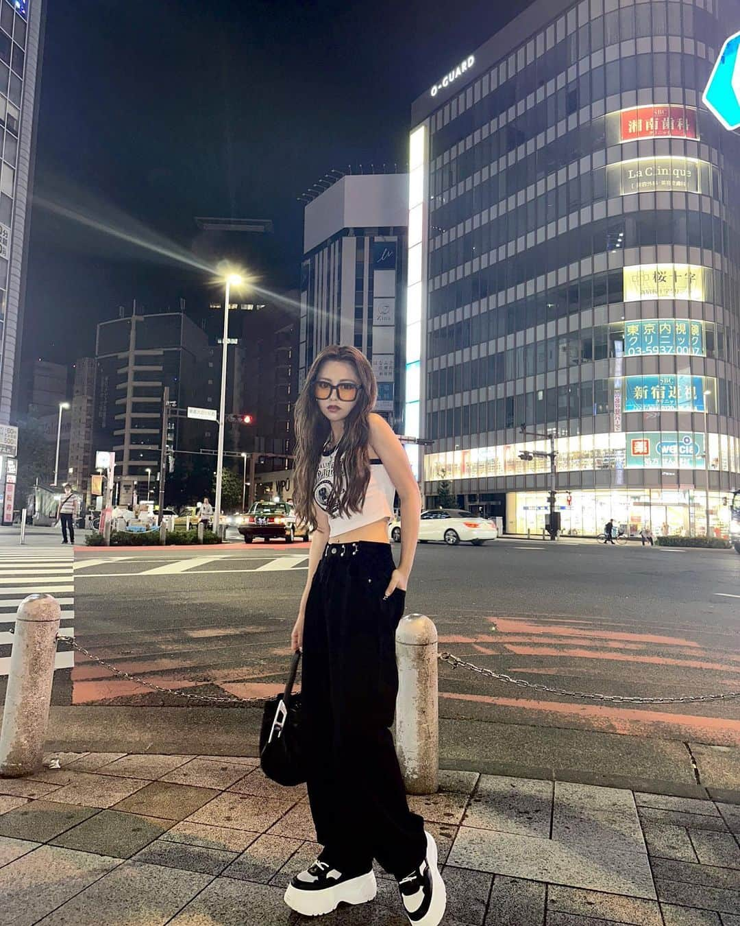 なかむらあんのインスタグラム：「🐼🏁🎱🖤🤍  今日から9月だね〜早いねえ 今の時期の夜ってまじ気温が大好きなんだけどわかる？💭  @__ada.official__ のこのパンツ優秀すぎて鬼リピするわ！！ ウエストの部分が2段階のホックになってるからサイズ調節可能だしデザインとパンツのシルエットが可愛い✊🏻❤️‍🔥 お値段もお手頃だし是非zozotownセール開催中だしMax50%offだからチェックしてみてね!!!✓� カラバリも何色かあったので見てみてね💕︎ ・ ・ ・ ・ #ada #エイダ #エイダコーデ #zozotown #zozo購入品 #zozotown購入品 #デニムパンツ #ハイウエスト #韓国ファッション #着回しコーデ #ユニクロ #zara #ザラ #gu #ジーユー #shein #uniqlo」