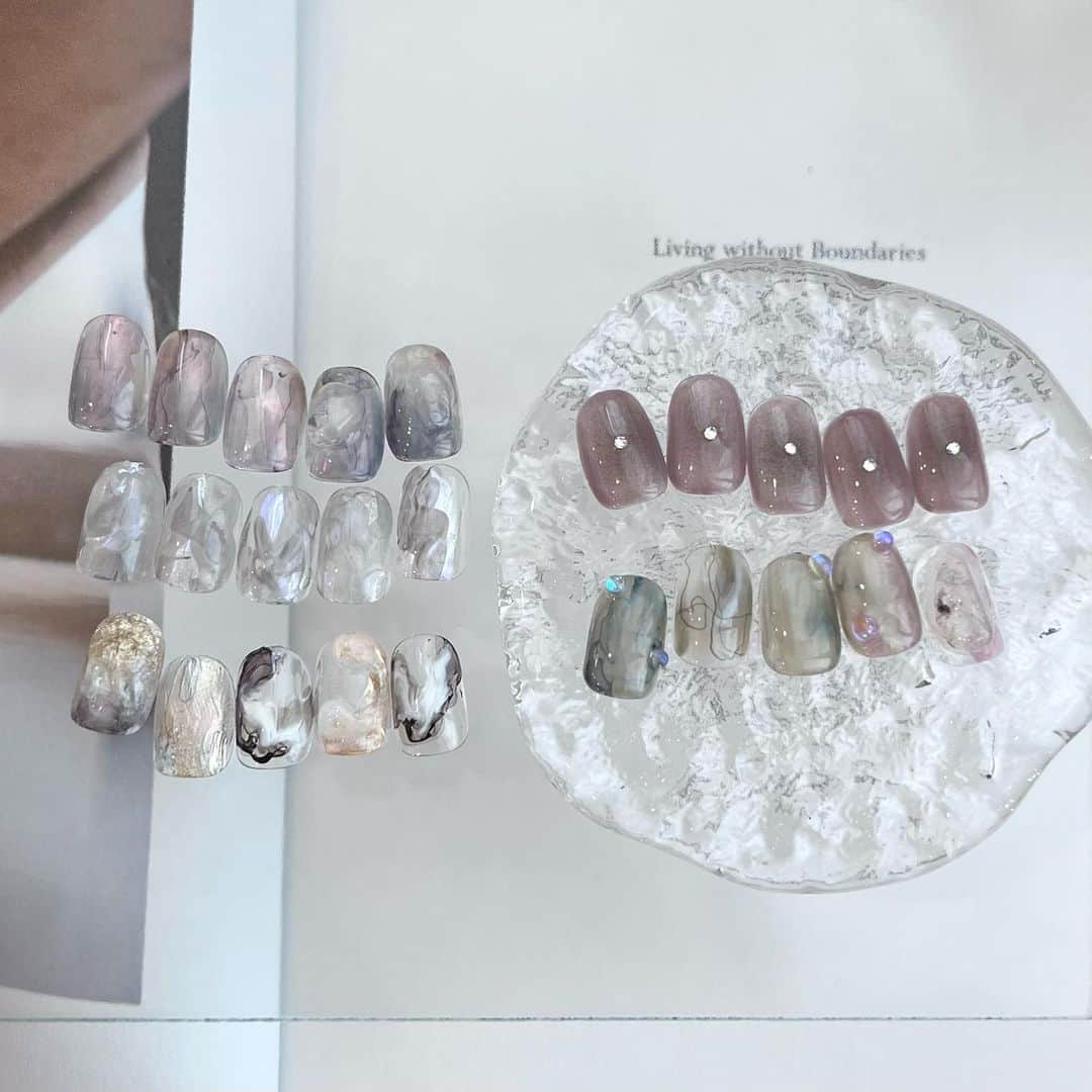 sapporo nail 【 Aster 】のインスタグラム：「⁡ Autumn design 🍂 ⁡ ⁡ インクをたっぷり使って 秋っぽ designに ◎ ⁡ ⁡ まだ暑いけど 今日から9月なので そろそろ秋っぽcolorもいいかもしれません…✌️ ________________________ ⁡ ⁡ ⁡ ⁡ ●ジェルの持ちが悪い ●爪が折れやすい ●爪を削られすぎたことがある ●マシンが怖い ●理想の形やデザインにならなかったことがある ⁡ ⁡ ↑お悩みの方はぜひ一度お任せください◎ ⁡ 『厚塗りすれば折れない』は×です👀 正しいフォルムとジェルの選定で お客様それぞれに合った理想の強度とキレイな見た目に整えます。 ⁡ ⁡ ⁡ ⁡ ⁡ _______________________________ ⁡ ⁡ #札幌ネイルサロンアトリエリベルテ #札幌ネイルサロン #ニュアンスネイル #秋ネイル #ブラウンネイル #エアブラシネイル  ⁡ ⁡ ⁡ ⁡ ＿＿＿＿＿＿＿＿＿＿＿＿＿＿＿＿＿＿＿＿ ⁡ atelier Libertéはスタッフそれぞれがサロンの1席を借りてオーナーとして営業している新しいstyleのネイルサロンです。 ⁡ 使用素材や得意とするアートのタッチはスタッフにより異なります。 各スタッフのアカウントで、アートの雰囲気を見てご指名でのご予約もおススメです🪄 ⁡ ⁡ yukina→@atelier_liberte_yukina  akari→ @atelier_liberte_akari ayuzu→ @atelier_liberte_ayuzu saaya→ @atelier_liberte_saaya yuho→ @atelier_liberte_yuho ⁡ ●前日キャンセルはお席代として1500円/当日キャンセルは2,000円(無断の場合は3,000円)次回ご来店時にご請求させていただきます。(seina指名の場合、予約コース最低料金となります。例ハンド付け替え→7,000 ) ⁡ ⁡ 𝐚𝐭𝐞𝐥𝐢𝐞𝐫 𝐋𝐢𝐛𝐞𝐫𝐭𝐞 ⁡ place: 札幌市中央区南1条西8丁目9 BB1・8ビル2階 ⁡ TEL :  080-4500-8832 ⁡ ⁡」