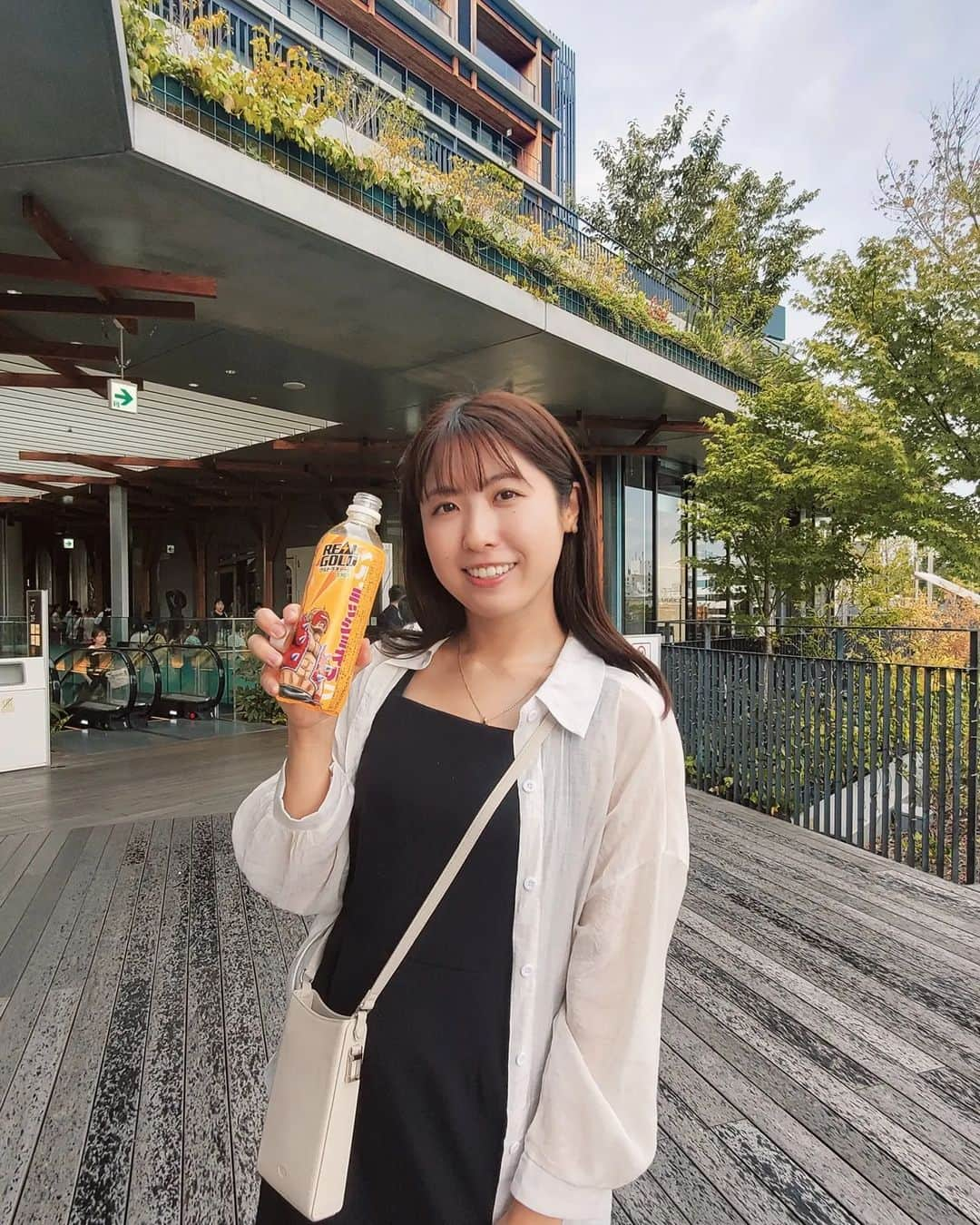 小谷津友里さんのインスタグラム写真 - (小谷津友里Instagram)「今日もあっつーーい🌞 冷たい炭酸でしゅわーっとしたくて、 リアルゴールド ウルトラチャージレモン😋 今、キン肉マンのデザインになってるんだよ～👐💕 スワイプして見てね！派手かわいい！  お仕事のあとに飲んだらいい気分転換になった🥰  今日も１日お疲れ様でした👐  #PR #お疲れリアゴ #リアルゴールド  #キン肉マン」9月1日 18時41分 - yurikoyatsu