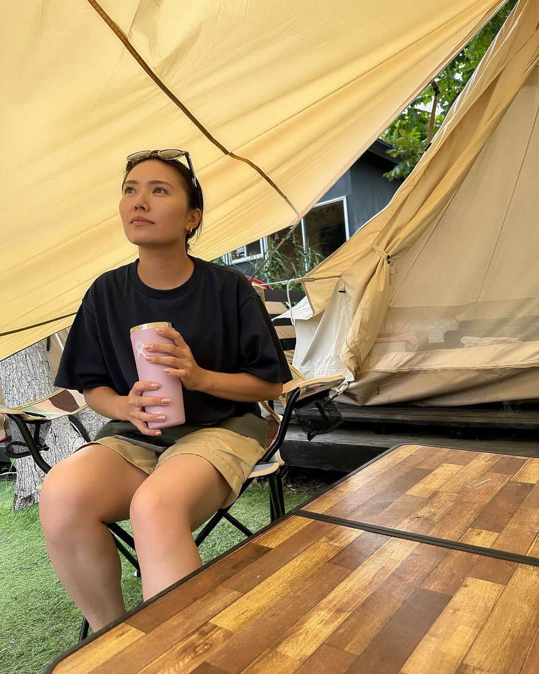 松本遥奈のインスタグラム：「🏕️ @___ishikaribase  この前お久しぶりの @hikaru3.83 とキャンプに行ってきました✨ フィンランド式サウナがあり、6セット入って整いました🧖🏻‍♀️笑 キャンプの用具は持っていないので、手ぶらで行って、テント型ホテルに宿泊。 夕焼けも朝焼けも綺麗に見れる場所で最高でした❤️ また行きたいな☺️ #グランピング #キャンプ #bbq #サウナ  #roxy #roxyjapan #oakleyjapan #hydroflask」
