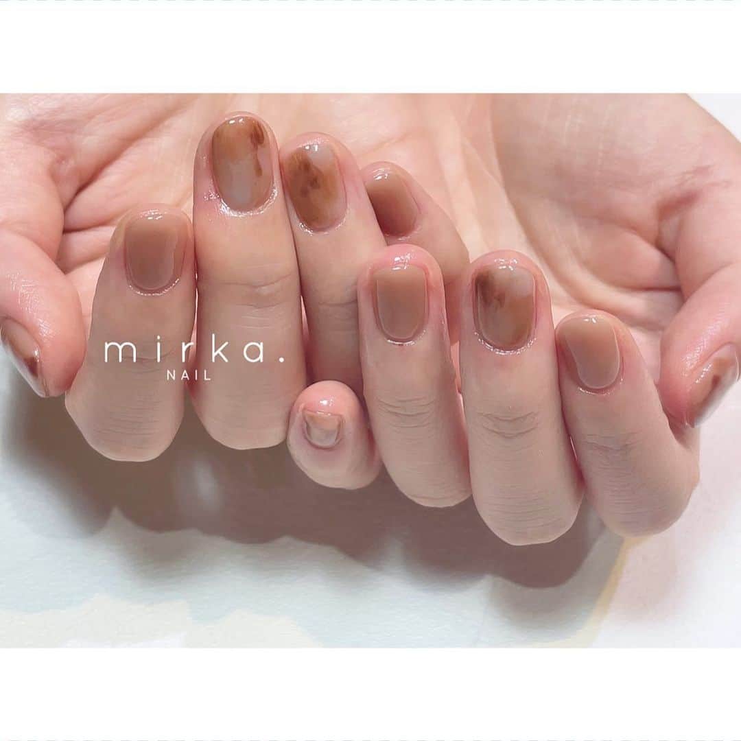 mirka. NAIL(ミルカネイル)のインスタグラム：「⁡ ⁡ ⁡ beige × brown 𓃥 ⁡ ⁡ ⁡ ………………………………………………………… ⁡ ご予約、お問い合わせは LINE ID⇒ @mirka.nail (@含む)まで。 ⁡ ご新規様はハイライトの「ご案内」と「ご予約方法」を必ずお読みいただいてからご予約くださいますようお願いいたします。 空き状況や詳細はLINEの投稿からご確認ください。 ⁡ ⁡ ⁡ ⁡ #mirkanail#nails#nail#nailart#naildesign #ショートネイル#ネイルアート#ネイルデザイン#ネイル#大人ネイル#シンプルネイル#オフィスネイル#ニュアンスネイル#ナチュラルネイル#カジュアルネイル#ショートネイルデザイン#美甲#秋ネイル#秋ネイル2023 #プライベートサロン#プライベートネイルサロン#東京ネイルサロン#東京ネイル#江東区ネイルサロン#森下#清澄白河 ⁡」