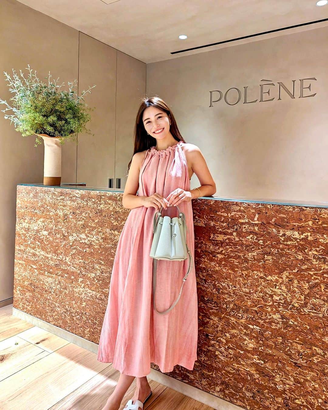 のインスタグラム：「今日ついに表参道にオープンした @polene_paris へ❤️ . 今までパリに行ってみてたブランドがついに日本で手に取ってみられるように🥹🩷 . 新作のジュエリーやトートバッグなど本当にときめくもの多くて幸せ過ぎました！ パリとお値段も変わらないのが嬉しい🥺🥰 . dress... @luxent_official  . 是非店舗に遊びに行ってみてね！ . #polene #poleneparis #poleneomotesando #ポレーヌ #表参道 #omotesando #パリ #paris #バッグ #ジュエリー #パリ好き #パリコーデ #parisstyle #emilyinparis #parisienne」