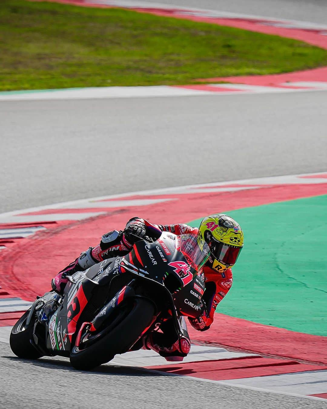 MotoGPさんのインスタグラム写真 - (MotoGPInstagram)「@aleixespargaro leading the way in FP1 at his home GP like... 😎  #CatalanGP 🏁 #MotoGP #AE41 #Motorsport #Racing」9月1日 18時45分 - motogp