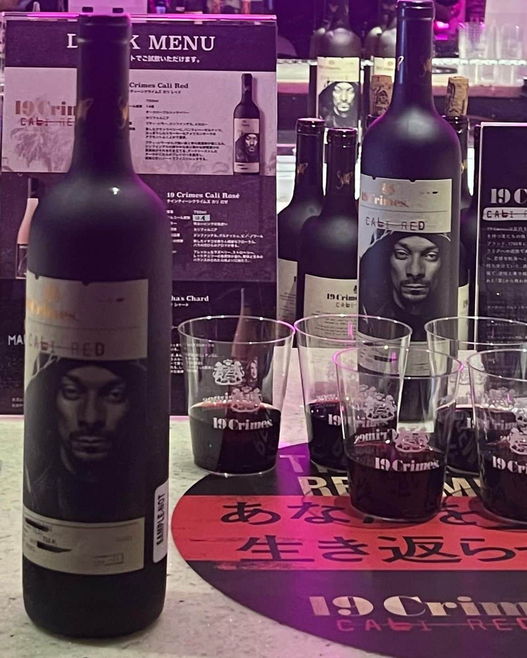 河﨑莉奈さんのインスタグラム写真 - (河﨑莉奈Instagram)「🩷🖤  日本初上陸した「19 Crimes」の試飲会に渋谷CLUB CAMELOTで参加したよ❕  スヌープ・ドッグとコラボしているワインが可愛くてとても飲みやすかったし美味しかったです🥹🍷  @twe_japan  @19crimes   ※お酒は20歳になってから . .  #19Crimes #19CrimesNight #19クライムズ #PR #ワイン　#赤ワイン」9月1日 18時46分 - rinya5588