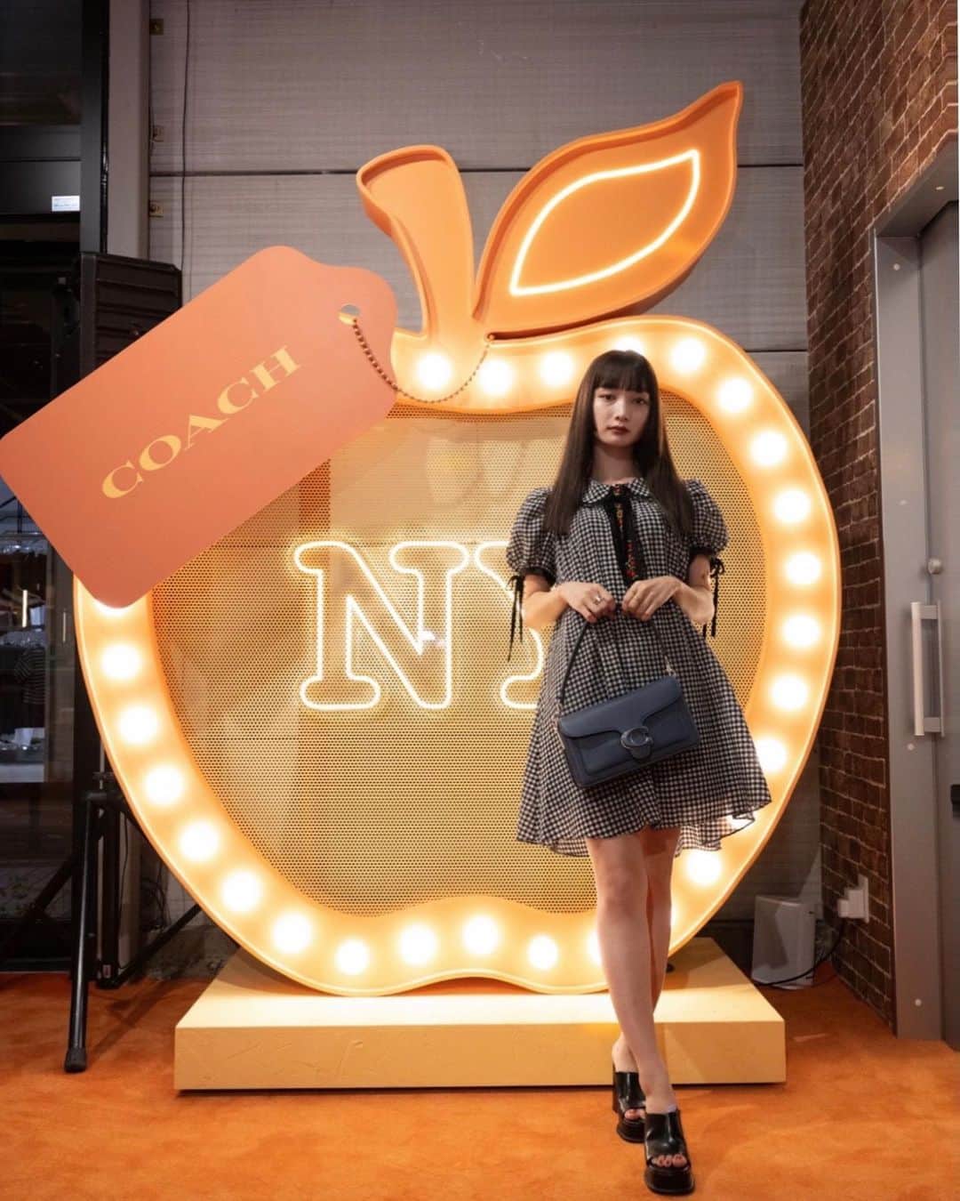新野尾七奈のインスタグラム：「🍎🧚🏻✨コーチ Wear Your Shine ポップアップストア✨✨🍏 8月31日〜9月24日まで原宿で期間限定オープン！ お邪魔してきました♡  最新FALLコレクションが大きな画面で観れたり、輝くような素敵なお洋服や鞄などに囲まれて、お店全体可愛くてルンルンしちゃった🎶  是非遊びに行ってみてね♡  #コーチシャイン #WearYourShine #CoachJapan #CoachNY #CouragetobeReal @coach_japan @Coach」