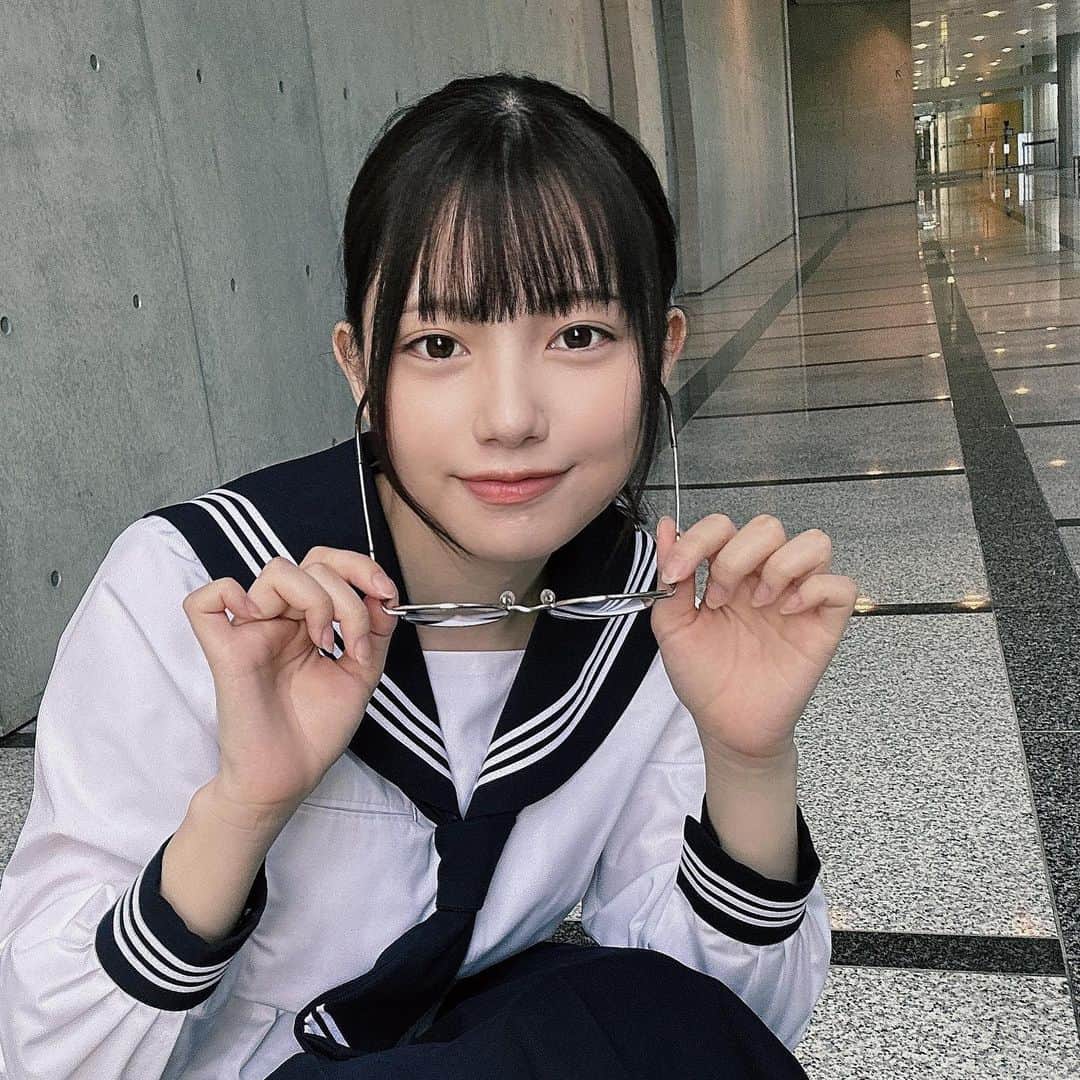 あかせあかりのインスタグラム：「本日9/1(金) よる22:00~ #tbsドラマ #トリリオンゲーム 第8話放送です💸  気になる今週も是非チェックしてください！  実はこのお写真はお誕生日お祝いしていただいた時のものです💭 この時はまだお祝いしてもらうとは思ってもいなかったです😂 とてもあたたかい現場です👓✨  #あかせあかり  #出演情報」