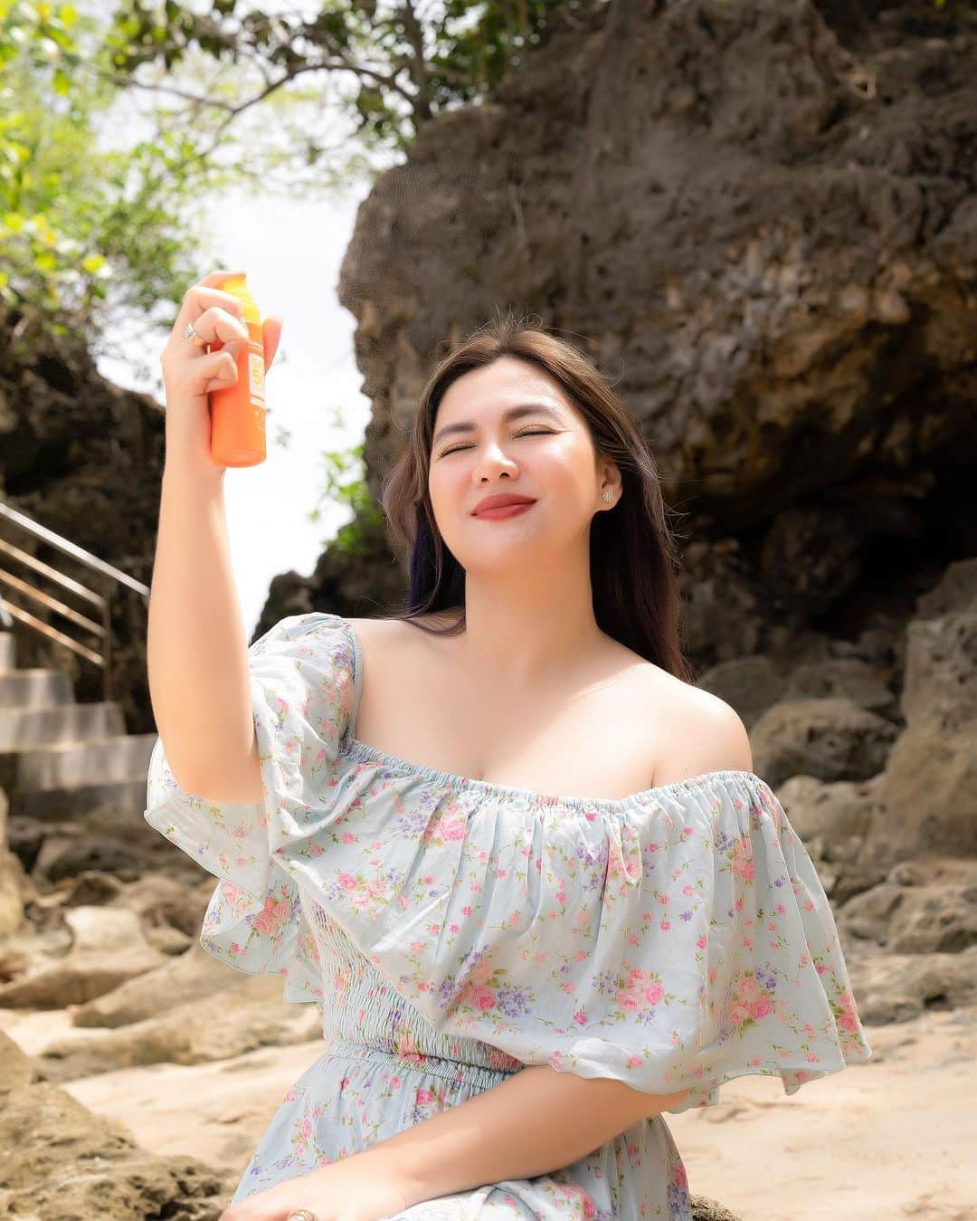 Vicky Shuのインスタグラム：「Kalian ngerasa gak sih akhir-akhir ini matahari lagi terik-teriknya? Nah, sebelum kalian mulai beraktifitas di luar ruangan, ada baiknya untuk pakai sunscreen dulu biar kulit kalian aman terlindungi dari paparan sinar UVA & UVB🌞  Jangan sampai kalian kelupaan pakai Sunscreen ya! agar kulit kalian tidak terbakar & terlindungi dengan proteksi penuh dengan Mandatory Sun Shield Sunscreen Spray SPF 50 PA+++ yang udah triple protection lho✨✨  Praktis banget dan bisa dipakai pria maupun wanita…   Inget yaa, jangan lupa untuk apply sunscreen @skinmandatory kamu 20 menit sebelum mulai beraktifitas!」