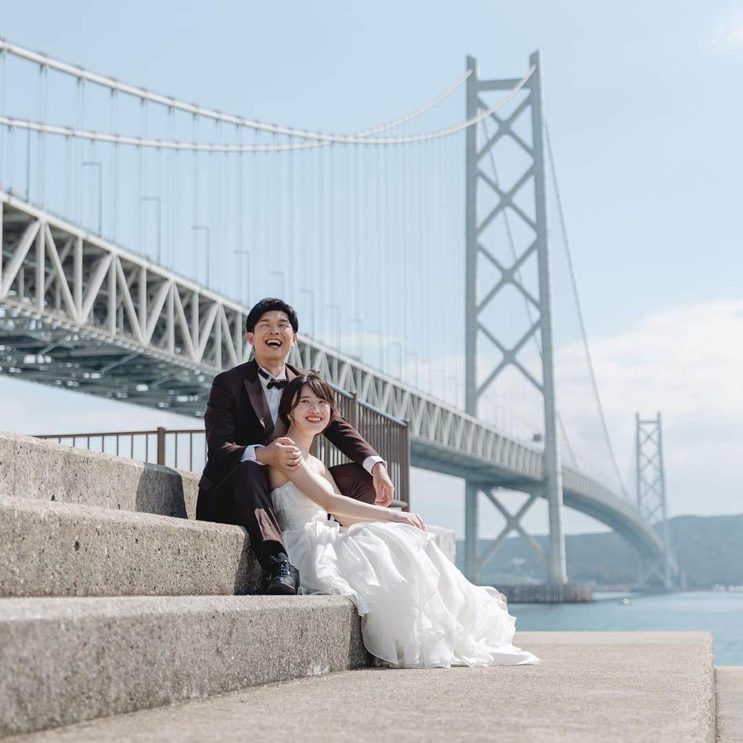 Studio TVB Kobeのインスタグラム：「舞子浜🫧  photographer : Shinji Suzuki hairmake : Arisa Sekimoto  @studiotvb_kobe @decollte_weddingphoto —————————————— #d_weddingphoto #舞子浜 #洋装ロケーション #日本中のプレ花嫁さんと繋がりたい #全国のプレ花嫁さんと繋がりたい #写真好きな人と繋がりたい #fineartwedding  #weddingphotoinspiration #ベロアリボン  #カラードレス  #ウェディングフォトグラファー #フォトウェディング #ナチュラルウェディング #関西プレ花嫁 #マタニティフォト #ウェディングフォト #myweddingday #撮る結婚式 #神戸花嫁 #instaweddings #スタジオtvb神戸 #神戸前撮り #フォトスタジオ #photogenic_jp #関西花嫁さんと繋がりたい #tokyocameraclub  #幸せな瞬間をもっと世界に #photography  #ウエディングドレス #エンゲージフォト」