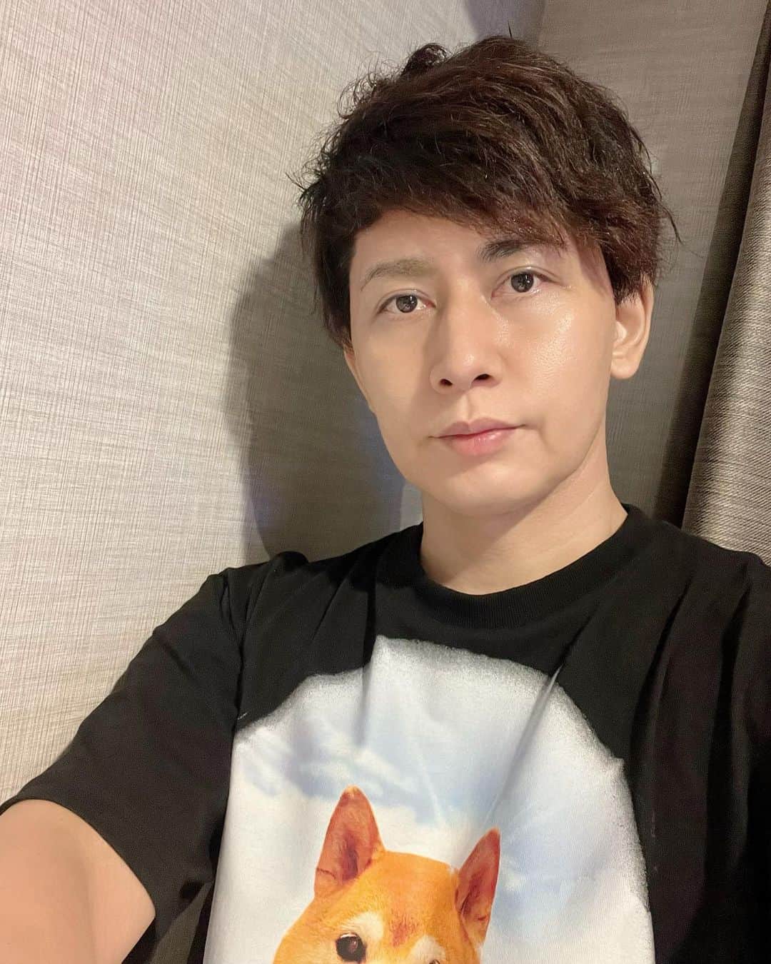 のインスタグラム：「仔犬と俺！ #仔犬#dog#犬のTシャツ#ブラックコーデ #月野帯人#月野#月野帯人チャンネル#チャンネル登録お願いします #月野帯人ちゃんねる」