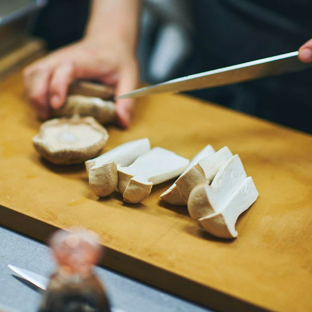 中川政七商店さんのインスタグラム写真 - (中川政七商店Instagram)「「旬のひと皿、なすの梅煮。」  8月も終わりに近づくと、 季節のなかで一番好きな 秋が近づいてきてワクワクします。  ただ、奈良は盆地でまだまだ暑い。 気持ちを秋にしてしまうと 「切り替えが早かった‥‥」と 悔やみながら秋風を待ちわびる ことになるので、片足はまだ夏、 片足は秋ぐらいの気持ちで 日々過ごしています。  今回ご紹介するひと皿は、 なすの煮物です。合わせたのは梅干し。 昆布やごぼうを煮るときにも、 梅干しを入れると柔らかくなる、 隠れた煮物の名わき役です。  ※詳しいレシピは、ストーリーズのリンクよりどうぞ。  ■材料：なすの梅煮 なす…3本 梅干し…2個 生姜…1かけ 煮干し…数匹 砂糖…大さじ1 みりん…大さじ1 醤油…大さじ1～2（お好みで） 水…200～250ml程度  ■材料：なすの梅煮ときのこのソテー お好みのキノコ 塩ひとつまみ なすの梅煮の煮汁を大さじ1杯 刻んだねぎ  ▶BARBAR いろは 中鉢（丸文）／￥4,950 ▶信楽焼の魚皿（飴）／￥4,290  🦌お買い物はプロフィールリンクより @nakagawamasa7  ． 日本の工芸が教えてくれる 暮らしかた、生きかた。  Japan’s kogei. Teaching us how to live how to be. ．  #中川政七商店 #工芸 #暮らしの道具 #nakagawamasashichi #暮らしを楽しむ #暮らし #レシピ #夏野菜レシピ #トマトレシピ #日々の暮らし #なす #ナス #茄子」9月1日 19時00分 - nakagawamasa7