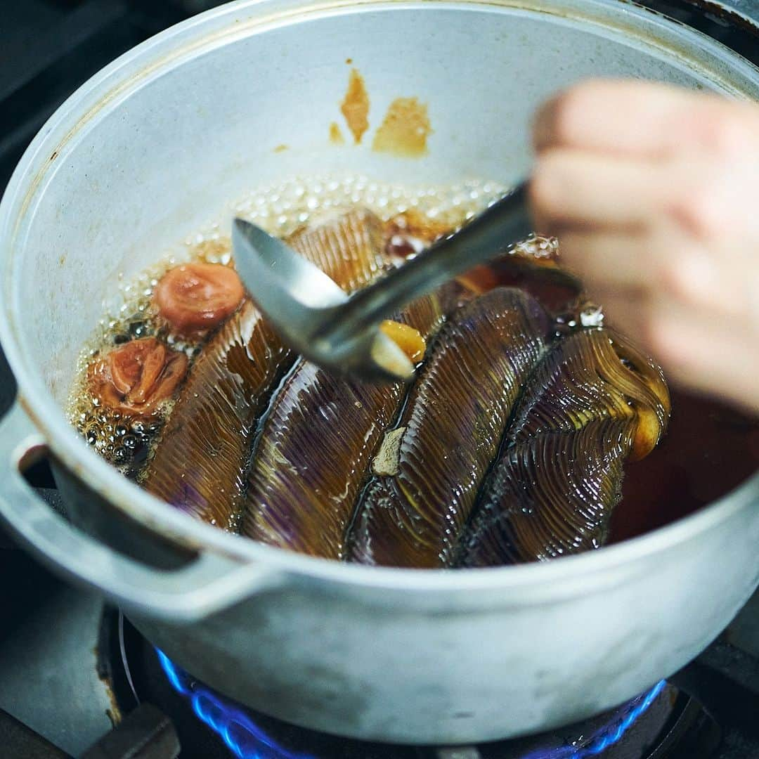 中川政七商店さんのインスタグラム写真 - (中川政七商店Instagram)「「旬のひと皿、なすの梅煮。」  8月も終わりに近づくと、 季節のなかで一番好きな 秋が近づいてきてワクワクします。  ただ、奈良は盆地でまだまだ暑い。 気持ちを秋にしてしまうと 「切り替えが早かった‥‥」と 悔やみながら秋風を待ちわびる ことになるので、片足はまだ夏、 片足は秋ぐらいの気持ちで 日々過ごしています。  今回ご紹介するひと皿は、 なすの煮物です。合わせたのは梅干し。 昆布やごぼうを煮るときにも、 梅干しを入れると柔らかくなる、 隠れた煮物の名わき役です。  ※詳しいレシピは、ストーリーズのリンクよりどうぞ。  ■材料：なすの梅煮 なす…3本 梅干し…2個 生姜…1かけ 煮干し…数匹 砂糖…大さじ1 みりん…大さじ1 醤油…大さじ1～2（お好みで） 水…200～250ml程度  ■材料：なすの梅煮ときのこのソテー お好みのキノコ 塩ひとつまみ なすの梅煮の煮汁を大さじ1杯 刻んだねぎ  ▶BARBAR いろは 中鉢（丸文）／￥4,950 ▶信楽焼の魚皿（飴）／￥4,290  🦌お買い物はプロフィールリンクより @nakagawamasa7  ． 日本の工芸が教えてくれる 暮らしかた、生きかた。  Japan’s kogei. Teaching us how to live how to be. ．  #中川政七商店 #工芸 #暮らしの道具 #nakagawamasashichi #暮らしを楽しむ #暮らし #レシピ #夏野菜レシピ #トマトレシピ #日々の暮らし #なす #ナス #茄子」9月1日 19時00分 - nakagawamasa7