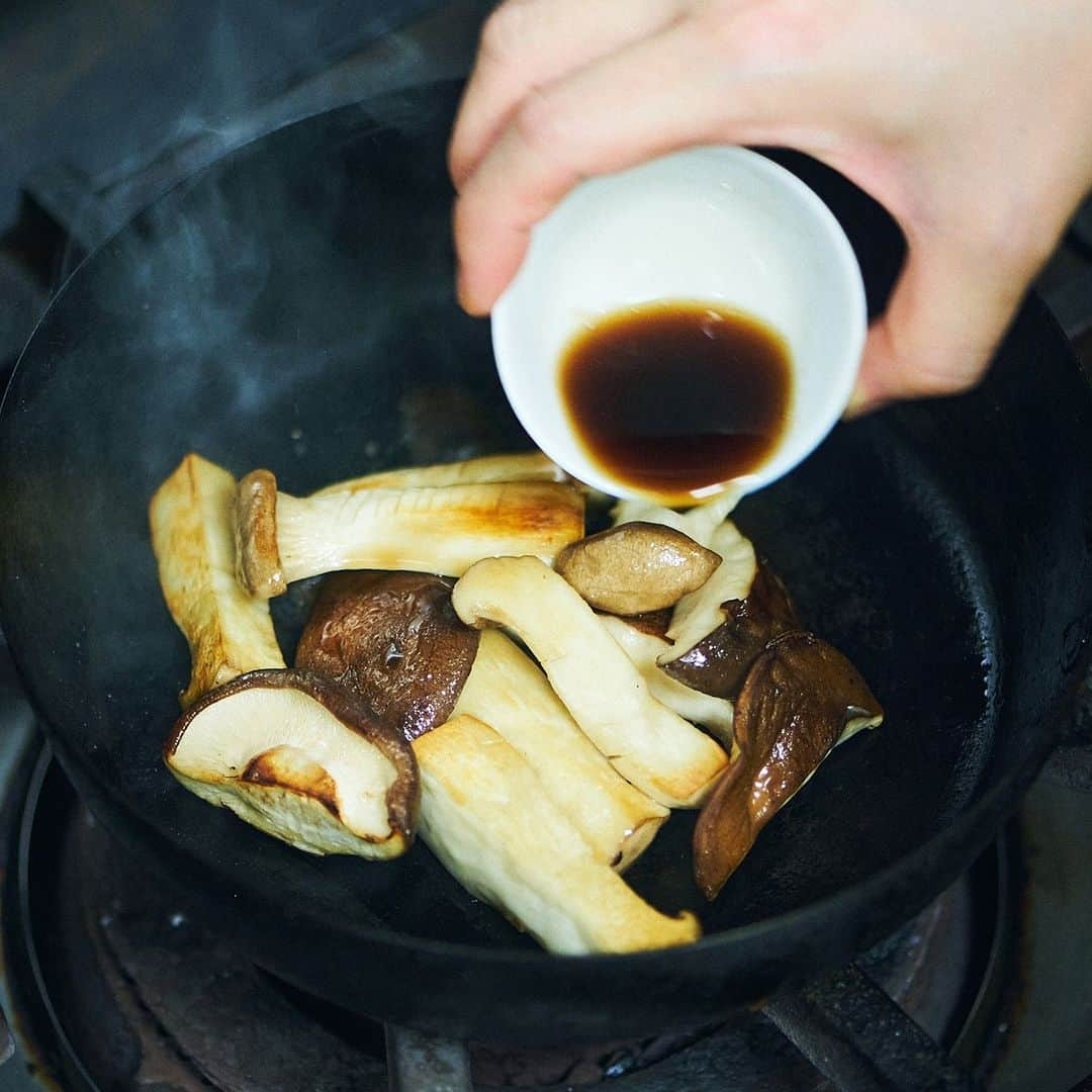 中川政七商店さんのインスタグラム写真 - (中川政七商店Instagram)「「旬のひと皿、なすの梅煮。」  8月も終わりに近づくと、 季節のなかで一番好きな 秋が近づいてきてワクワクします。  ただ、奈良は盆地でまだまだ暑い。 気持ちを秋にしてしまうと 「切り替えが早かった‥‥」と 悔やみながら秋風を待ちわびる ことになるので、片足はまだ夏、 片足は秋ぐらいの気持ちで 日々過ごしています。  今回ご紹介するひと皿は、 なすの煮物です。合わせたのは梅干し。 昆布やごぼうを煮るときにも、 梅干しを入れると柔らかくなる、 隠れた煮物の名わき役です。  ※詳しいレシピは、ストーリーズのリンクよりどうぞ。  ■材料：なすの梅煮 なす…3本 梅干し…2個 生姜…1かけ 煮干し…数匹 砂糖…大さじ1 みりん…大さじ1 醤油…大さじ1～2（お好みで） 水…200～250ml程度  ■材料：なすの梅煮ときのこのソテー お好みのキノコ 塩ひとつまみ なすの梅煮の煮汁を大さじ1杯 刻んだねぎ  ▶BARBAR いろは 中鉢（丸文）／￥4,950 ▶信楽焼の魚皿（飴）／￥4,290  🦌お買い物はプロフィールリンクより @nakagawamasa7  ． 日本の工芸が教えてくれる 暮らしかた、生きかた。  Japan’s kogei. Teaching us how to live how to be. ．  #中川政七商店 #工芸 #暮らしの道具 #nakagawamasashichi #暮らしを楽しむ #暮らし #レシピ #夏野菜レシピ #トマトレシピ #日々の暮らし #なす #ナス #茄子」9月1日 19時00分 - nakagawamasa7