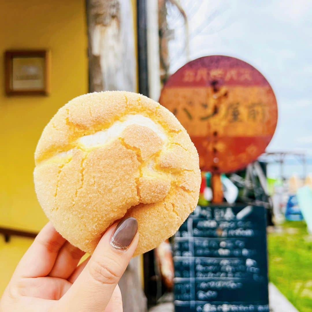 デパぐるッ！福岡さんのインスタグラム写真 - (デパぐるッ！福岡Instagram)「糸島ドライブで立ち寄りたい🚗🏝 福岡市西区今宿にある「ヒッポー製パン所」  2013年にオープンして今年で10年目！  レトロなバス停のような看板が目印の海沿いにあるパン屋さん🏖  バスの時刻表と見せかけて、パンの焼き上がり時間が書いてあるところもユニークです😂🚌  菓子パンからハード系のパンまで種類豊富に揃っていて、とってもリーズナブル🥖✨  おすすめの『メロンパン』には、よ～～～く見るとカバの横顔が🦛♡  細かなところにこだわりが見えて、味だけでなく目でも楽しませてくれますよ♪  焼き上がりによって微妙にヒッポーの出方が違うのも楽しいです😊  パンに合うオリーブオイルやコーヒーのほか、水出しの『アイスコーヒー』の販売も🥤  晴れた日には、目の前の海辺でコーヒーを片手にのんびりとした時間を過ごすのもよさそうです😌🌊  お店の詳細はARNEの記事でチェック！ プロフィールからARNEのサイトへ飛べますよ♪ 👉🏻『@arne_gourmet』  ARNEグルメで 福岡の美味しいグルメ情報を毎日配信中！ ぜひお気軽にフォローしてくださいね😉 ___________________________ @hakata_aya さんのご紹介です♪  #ARNE福岡 #福岡グルメ#グルメ #福岡カフェ#福岡スイーツ #福岡ごはん#ごはん #福岡カフェ巡り#福岡ランチ #福岡旅行#福岡観光 #福岡#福岡県#fukuoka #カフェ#ランチ#ディナー #グルメ好きな人と繋がりたい #グルメスタグラム #福岡食べ歩き#福岡グルメ部 #福岡めし#福岡ご飯 #福岡好きな人と繋がりたい  #今宿#糸島ドライブ #福岡パン屋#福岡パン屋巡り #ヒッポー製パン所」9月1日 19時00分 - arne_gourmet