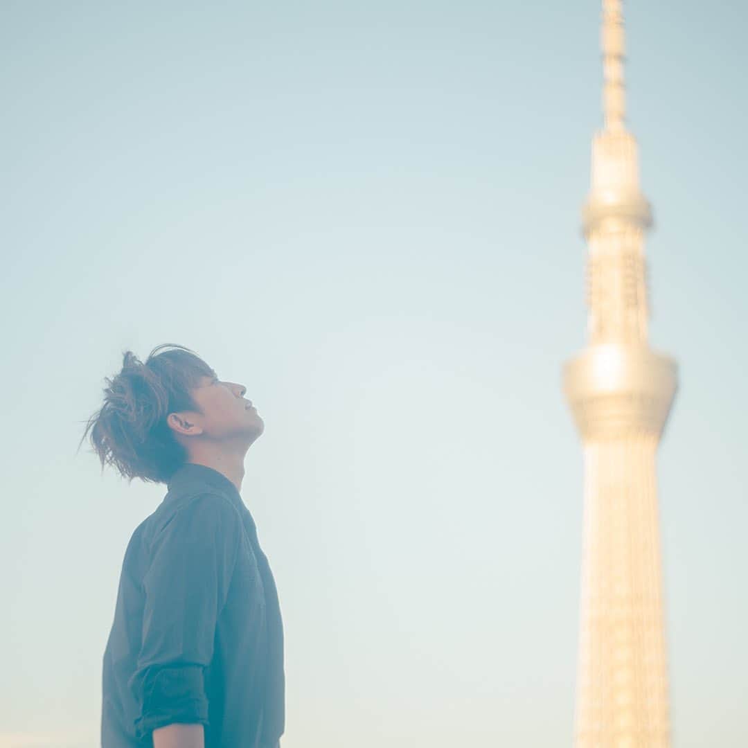 小山慶一郎のインスタグラム：「⁡ 昼と夜の東京スカイツリー ⁡ Photographer /  K.Mazdar Stylist / @kazuyamishima.tatanca ⁡ #japan #tokyoskytree #skytree」