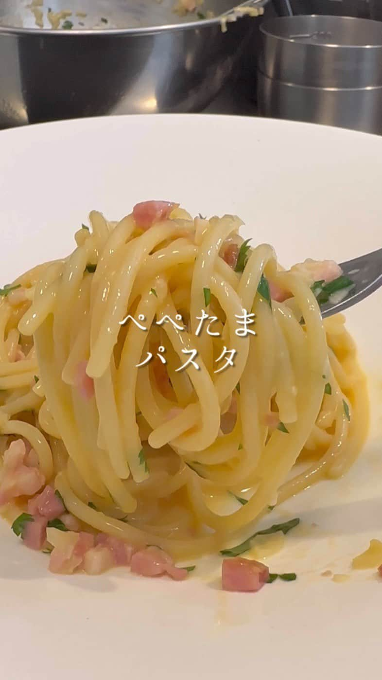 森シェフのインスタグラム：「このパスタ、マジで旨いです！！「ぺぺたま」  ◾️どんなことでもコメントしてもらえると嬉しいです☺️  【材料】1人分(※2人分の場合は全て倍量) パスタ(2.2mm)太めがオススメ…..100g ニンニク…..1片 ベーコン…..20g 唐辛子…..1本 イタリアンパセリ…..大さじ1 オリーブオイル…..大さじ1.5  卵…..1個 醤油…..小さじ1/2 粉チーズ…..大さじ1  #ぺぺたま #パスタレシピ #パスタ #おうちごはん #簡単ごはん #簡単レシピ #簡単料理 #料理 #料理好きな人と繋がりたい  #森シェフレシピ」