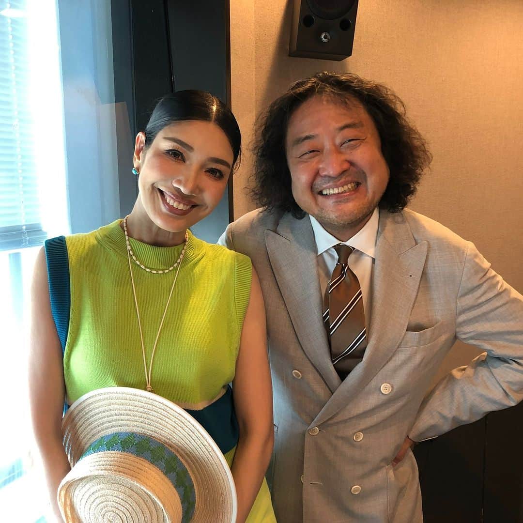 のインスタグラム：「✈葉加瀬太郎×アンミカ✈  葉加瀬太郎がナビゲート 明日9/2（土）19時からは『ANA WORLD AIR CURRENT』  今回の旅のパートナーは、モデルでタレントのアンミカさん✨  ご両親の祖国、韓国に29歳で留学した理由とは？  そして、モルディブで知ったヴァカンスの過ごし方、 さらに新婚旅行で訪れたイタリアの魅力についてなど たっぷりお聞きしました🎙  聞くだけでポジティブになれるアンミカさんとのフライト🥰  どうぞお聴き逃しなく🎧 https://radiko.jp/share/?sid=FMJ&t=20230902190000  #jwave #葉加瀬太郎 @tarohakase_hats #アンミカ @ahnmikaofficial」