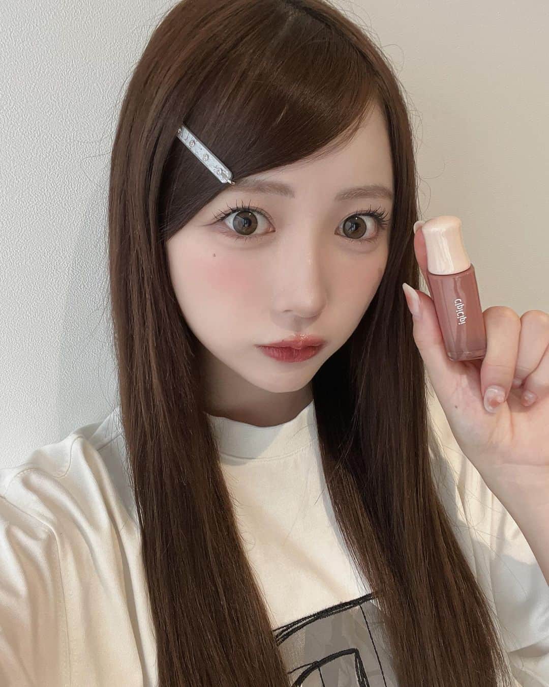 ふくれなのインスタグラム：「朗報！！！！ 実は！  ９月発売アイテムがあと２個あります☺ ぷるぷるティントとグロスプランパーを発売するよ🔥  ⚫︎シピシピ　デューイフィルムティント 01 ひとくせフィグ 02 さくらダスティ 03 クールガール 04 エモーション 05 ヌードベージュ 06 ハニーラテ 各1,320円(税込)  ⚫︎シピシピ　ガラスプランパー 01　はちみつピンク 02　みずあめブルー 各1,320円(税込)  発売日は 9/13　アットコスメトーキョー先行発売(CipiCipiポップアップやるよ！) 9/20　ロフト・プラザ・ハンズ・アットコスメストア・shop in 発売開始になります✨  きらグロッシーティントがデューイフィルムティントにリニューアルするよ☺ 塗りたてはなめらかな質感だけど 時間がたつとオイルが浮き上がってきてフィルムみたいにコーティングしてくれるティントリップです💖 ぷるっぷるになるよ💋 完成してから毎日使ってる✨ どの色もくすみ系のカラーにしたのでみんなに似合う色があるはず☺ 01から03がブルべさん向けで04から06をイエベカラーにしました✨  ガラスプランパーは ガラスみたいにつやつやに光るぷっくりプランパーです🪞 色とパールのバランスと プランパーが好きな方がちょうどほしいピリッと感になるようにこだわりました🥺 02のみずあめブルーは使いにくそうなカラーに見えるけど 唇の色が悪く見えない透明感が出る水色なので、１回使ってみてほしいです💫  発売楽しみにしててね🫨🫨🫨」