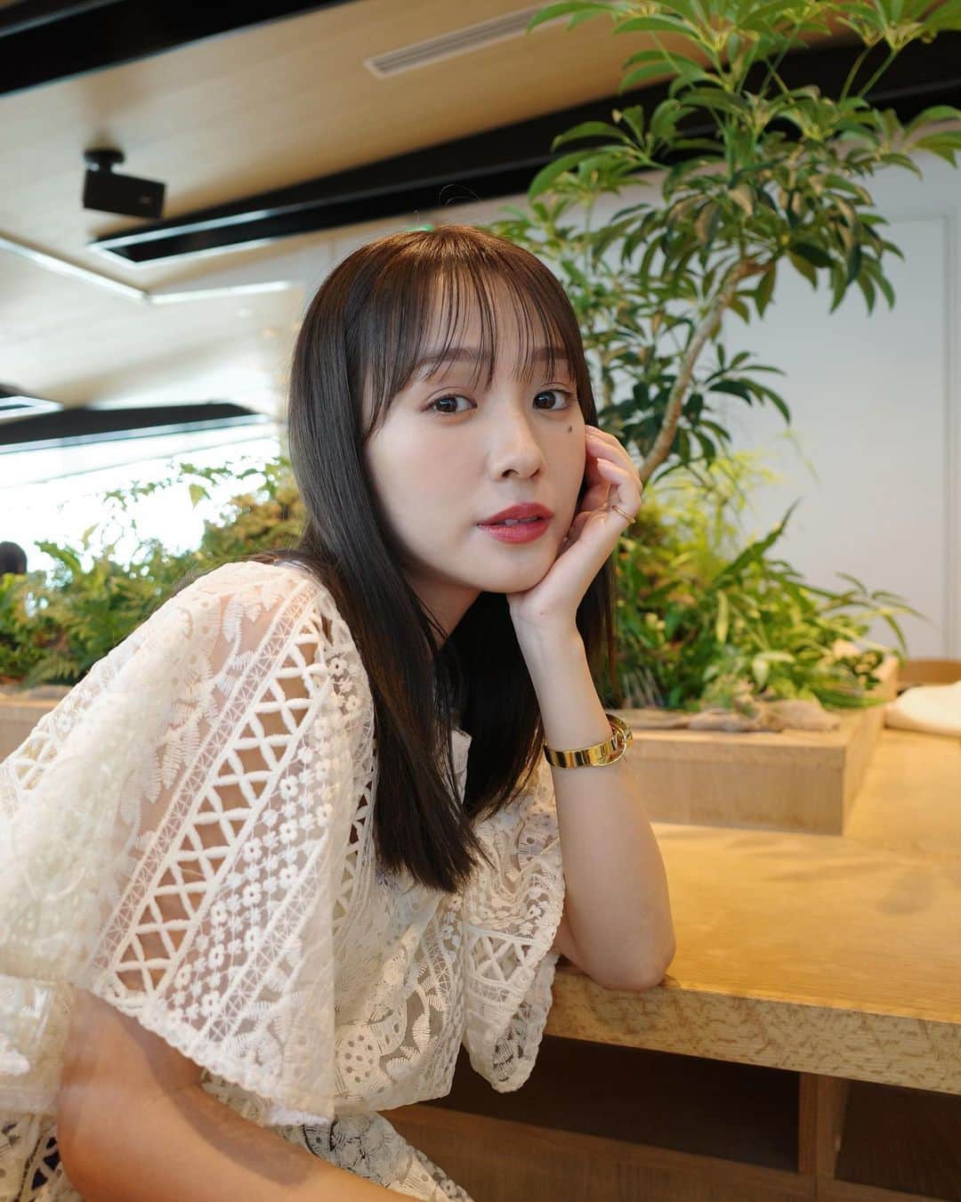 前田希美（まえのん）のインスタグラム：「韓国で話題のプレミアムヴィーガンビューティーブランド  「athé」が最近のお気に入り。  見た目も可愛くて、 自然にトーンアップしてくれる感じがすき。  Qoo10メガ割期間は、 最大54％OFFとお得に購入することができるそうです‪‪❤︎‬  YouTubeでも紹介しました。 ぜひチェックしてください︎☺︎  #アッテ #韓国コスメ #Qoo10メガ割 #Qoo10 #メガ割 #PR」