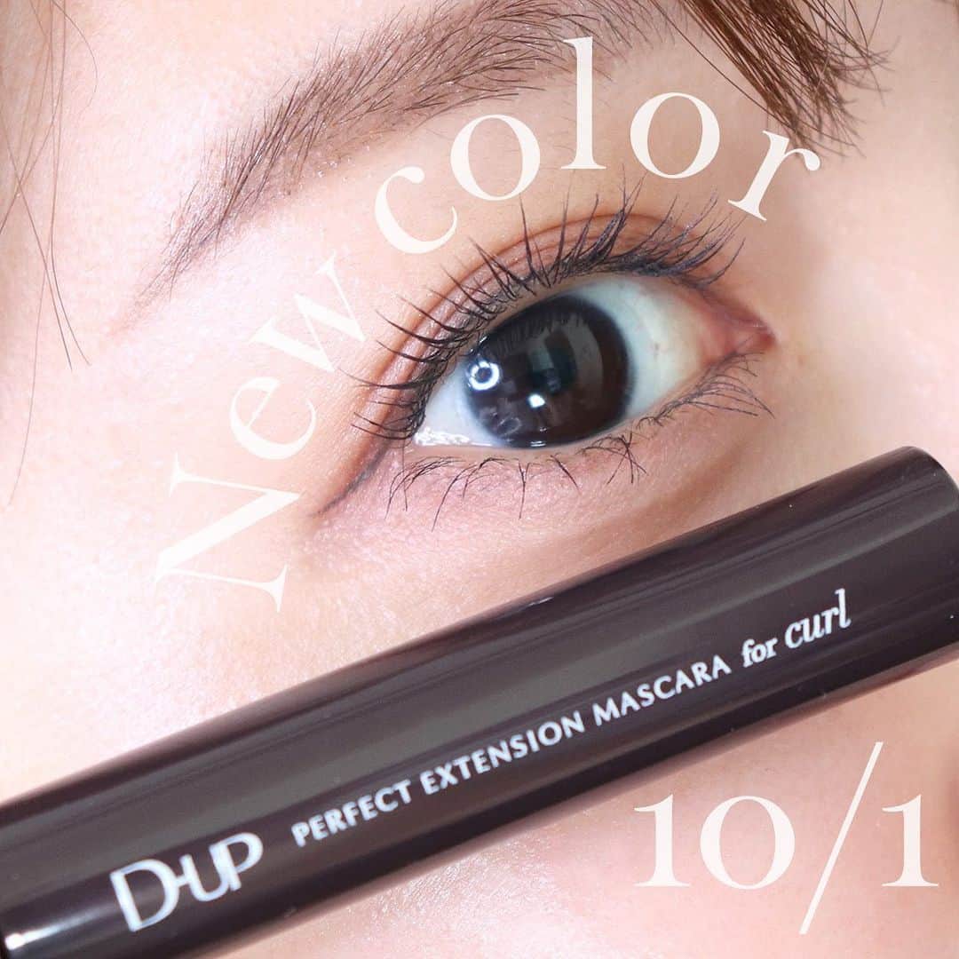 常岡珠希さんのインスタグラム写真 - (常岡珠希Instagram)「D-UPの10月発売新色！ “ほのかに甘い”新しい黒をテーマにしたカラーです！  #DUP (ディーアップ) #ディーアップパーフェクトエクステンションマスカラforカール プラムブラック #ディーアップシルキーリキッドアイライナー グレーカシミア 2023年10月1日発売  マスカラの色を選ぶ時、「まつ毛を際立たせたいけど、ちょと黒の主張が強い。けどブラウンじゃ少し弱い。」 アイライナーの色を選ぶ時、「しっかりラインは苦手だけど、あまりにも目立たないと引く意味が…。」 という悩みはつきもの。  自分に合うちょうどいい塩梅のものがいいですよね〜！ 今回の新色は、マスカラにパープルが混ざって黒より強さ控えめだけど、ちゃんとまつ毛際立つ感じに！ アイライナーはやさしいグレーだけどブラウンを加えているので柔らかすぎないほどよい強さ加減。 この、「強さと柔らかさのバランス」って絶妙なんだけど、甘さある黒という感じでキツすぎないのが新色のいいところ！  D-UPのマスカラとアイライナー、使いやすい、仕上がりは綺麗というのはいうまでもないので…！ 10/1の発売、メモしておいてチェックしてみてね！  #ディーアップ #新色 #マスカラ #アイライナー #アイメイク」9月1日 19時02分 - tamaki.tsuneoka