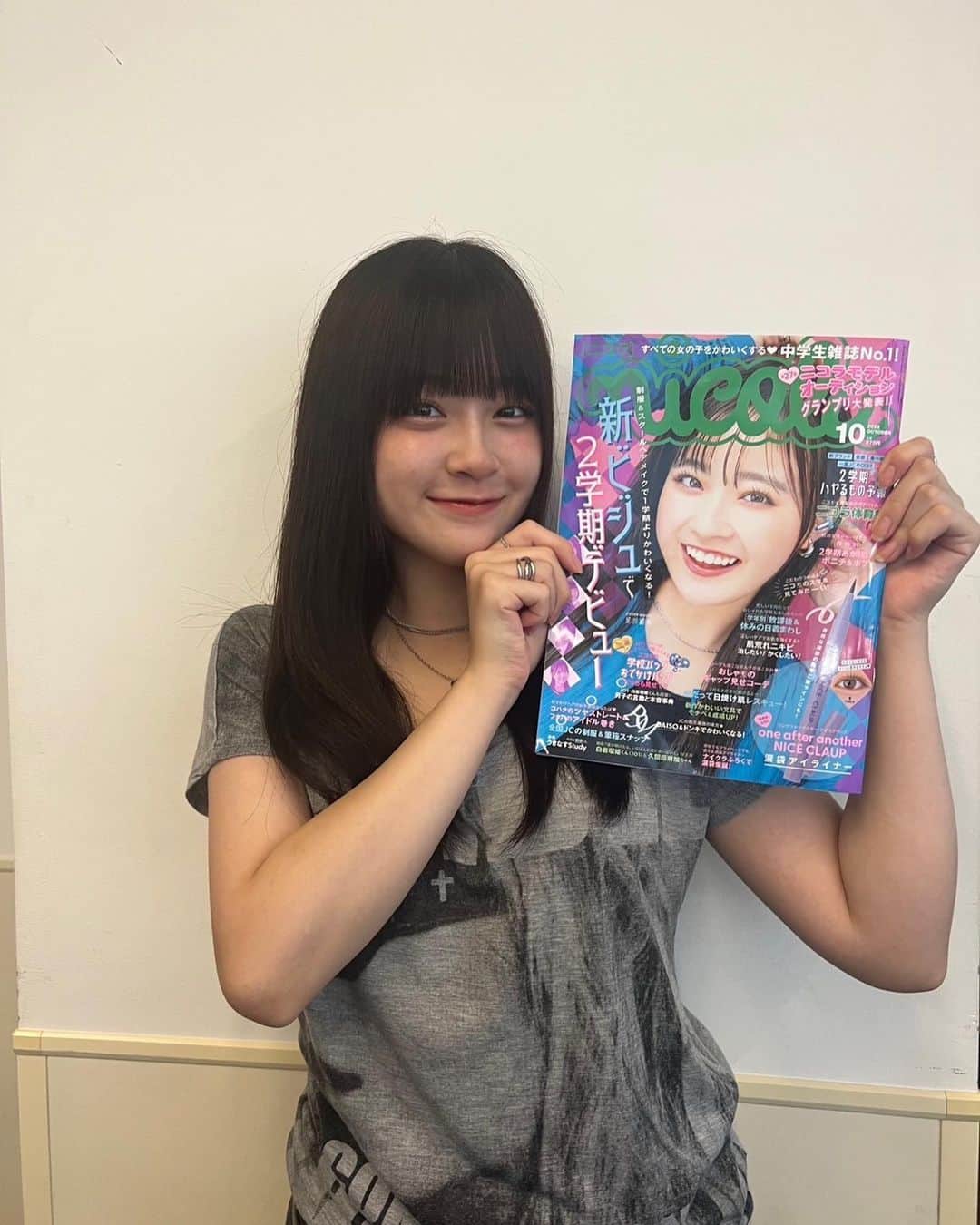 のインスタグラム：「. nicola10月号本日発売♥ nicola10月号の単独表紙をさせていただきました！ 本当にありがとうございます。  小学生5年生から毎月発売されるのが楽しみになっていたnicola。  中学1年生の時にオーディションを受け、 最終審査のインタビューでニコモになったらやりたいことは？と聞かれ「いつか表紙をしたいです」と目標にしていました。 そして憧れのニコモになり、 「ピン表紙をしたい」という新たな目標が出来ました。  でもニコモ生活は思っていたより時間が過ぎるのがあっという間。 高校1年生になる前に編集部さんから「高1モが載れるのもあと10号しかないんだよ」と言われ、「目標を達成出来ないまま卒業になってしまうのか」と思っていました。  そんな夢にも思わなかったピン表紙を三年経った今、 実現することができてとても嬉しいですし夢のようです！  ファンのみんな♡ いつも応援してくれて本当にありがとう！ みんないつも「ゆずちゃんのピン表紙みたい」って 言ってくれてありがとう！ずっと前から待っててくれてありがとう！    残りわずかのnicola生活。 これからも悔いなく頑張ります🔥  今日発売nicola10月号、 是非みんなGETしてください！！！  ちなみに2枚目の写真の手はかいらだよ‪！ カイラ撮ってくれてありがと‪^_−♡‬  #足川結珠 #nicola #ニコラ #ニコモ #ニコラ10月号 #ゆず #07 #みんな大好き！ありがとう！」