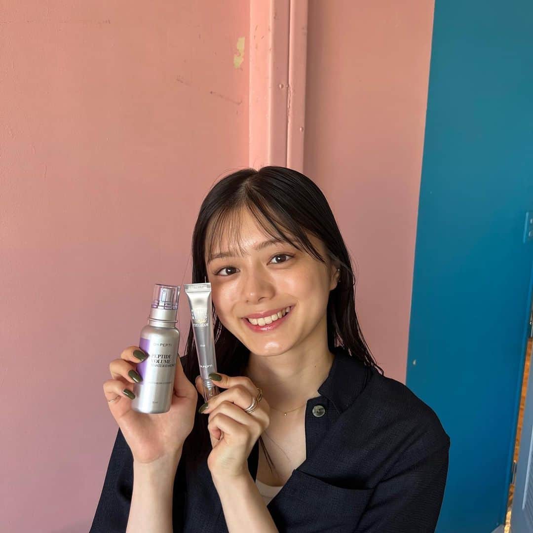紺野彩夏さんのインスタグラム写真 - (紺野彩夏Instagram)「今、注目の韓国コスメブランド、Dr.Peptiの日本公式アンバサダーに就任しました☺︎ 韓国コスメや美容が大好きなので発信できてうれしい、、！ 2つとも実際に使ってみて、好きなポイントを紹介🙆‍♀️🙆‍♀️ ボリューム マスターエッセンスは、11種類のペプチド*１配合でお肌のキメやうるおい、ツヤ、ハリを与えて最近気になっているエイジングケア*2ができるので好き！ そして、お肌に塗るとバブルになるので弾ける感覚が気持ちいいし、スキンケアするのが楽しみになります🫧 ペプチド ボリューム リニュー サテライト アイクリームは、8重ヒアルロン酸*3と、ビタミン*4、ペプチド*5配合で、 こちらも目元のキメ、うるおい、ツヤ、ハリを補給してくれます！ 色も薄いブルーが可愛くて気分あがるし、コスパが良いので、値段を気にせず使えて、目元が乾燥しがちなわたしにはとっても嬉しいポイント！ 今まではオンラインショップのみでの販売だったみたいなのですが、バラエティショップなどで販売するのでこの機会にぜひ🙆‍♀️  そして、9月9日〜9月18日まで渋谷ロフト1Fの間坂ステージでポップアップも開催されています！ 9月10日には、わたしもステージでトークショーを行う予定なので会いに来てくださると嬉しいです〜🐰  #韓国コスメ #塗るボトックス #ドクターぺプチ #韓国美容液  #韓国アイクリーム #LOFTコスメ #LOFT *1：11種の異なるペプチド（いずれも皮膚コンディショニング剤）*2：エイジングケアとは、年齢を重ねた肌にうるおいを与えることです。*3：分子量の違う8種のヒアルロン酸（いずれも保湿剤）*4：皮膚コンディショニング剤*5：皮膚コンディショニング剤」9月1日 19時02分 - ayaka_konno_official
