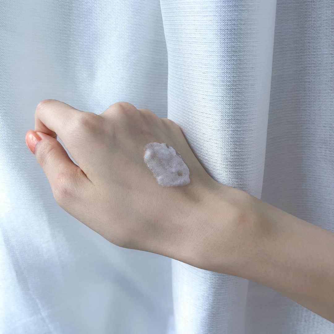 紺野彩夏さんのインスタグラム写真 - (紺野彩夏Instagram)「今、注目の韓国コスメブランド、Dr.Peptiの日本公式アンバサダーに就任しました☺︎ 韓国コスメや美容が大好きなので発信できてうれしい、、！ 2つとも実際に使ってみて、好きなポイントを紹介🙆‍♀️🙆‍♀️ ボリューム マスターエッセンスは、11種類のペプチド*１配合でお肌のキメやうるおい、ツヤ、ハリを与えて最近気になっているエイジングケア*2ができるので好き！ そして、お肌に塗るとバブルになるので弾ける感覚が気持ちいいし、スキンケアするのが楽しみになります🫧 ペプチド ボリューム リニュー サテライト アイクリームは、8重ヒアルロン酸*3と、ビタミン*4、ペプチド*5配合で、 こちらも目元のキメ、うるおい、ツヤ、ハリを補給してくれます！ 色も薄いブルーが可愛くて気分あがるし、コスパが良いので、値段を気にせず使えて、目元が乾燥しがちなわたしにはとっても嬉しいポイント！ 今まではオンラインショップのみでの販売だったみたいなのですが、バラエティショップなどで販売するのでこの機会にぜひ🙆‍♀️  そして、9月9日〜9月18日まで渋谷ロフト1Fの間坂ステージでポップアップも開催されています！ 9月10日には、わたしもステージでトークショーを行う予定なので会いに来てくださると嬉しいです〜🐰  #韓国コスメ #塗るボトックス #ドクターぺプチ #韓国美容液  #韓国アイクリーム #LOFTコスメ #LOFT *1：11種の異なるペプチド（いずれも皮膚コンディショニング剤）*2：エイジングケアとは、年齢を重ねた肌にうるおいを与えることです。*3：分子量の違う8種のヒアルロン酸（いずれも保湿剤）*4：皮膚コンディショニング剤*5：皮膚コンディショニング剤」9月1日 19時02分 - ayaka_konno_official
