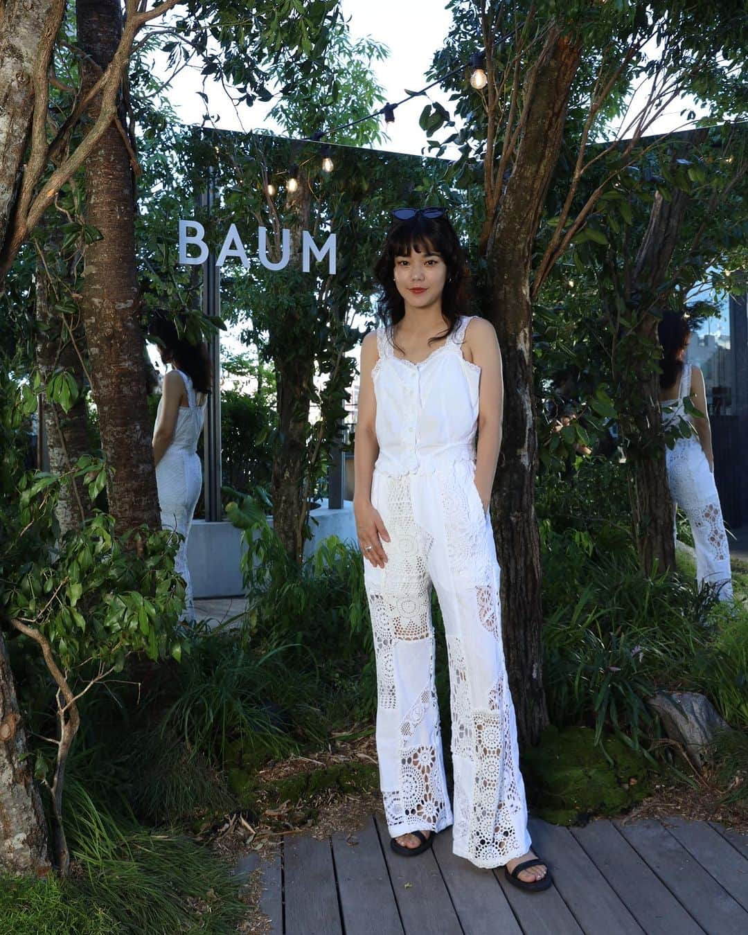 長澤メイのインスタグラム：「BAUMのポップアップイベントに お邪魔したよ🌳✨ たくさんの木々や自然の中を イメージしてる会場で最高だった🫨✨  しかも瞑想🧘🏻ルームもあって 裸足で本物の芝生を感じながら リラックスを体験できるよ🫶💕  メイは普段からBAUMのルームフレグランス使ってるんだけど 他の匂いも試せてるしおすすめ☺️✊💕  容器もウッディーでお洒落だから 洗面台でも部屋でもかわいくなるからすきっ😊🌱  @baum_global @baum_global #PR #BAUM #バウム #肌と心が深呼吸する森 #森林浴美容」