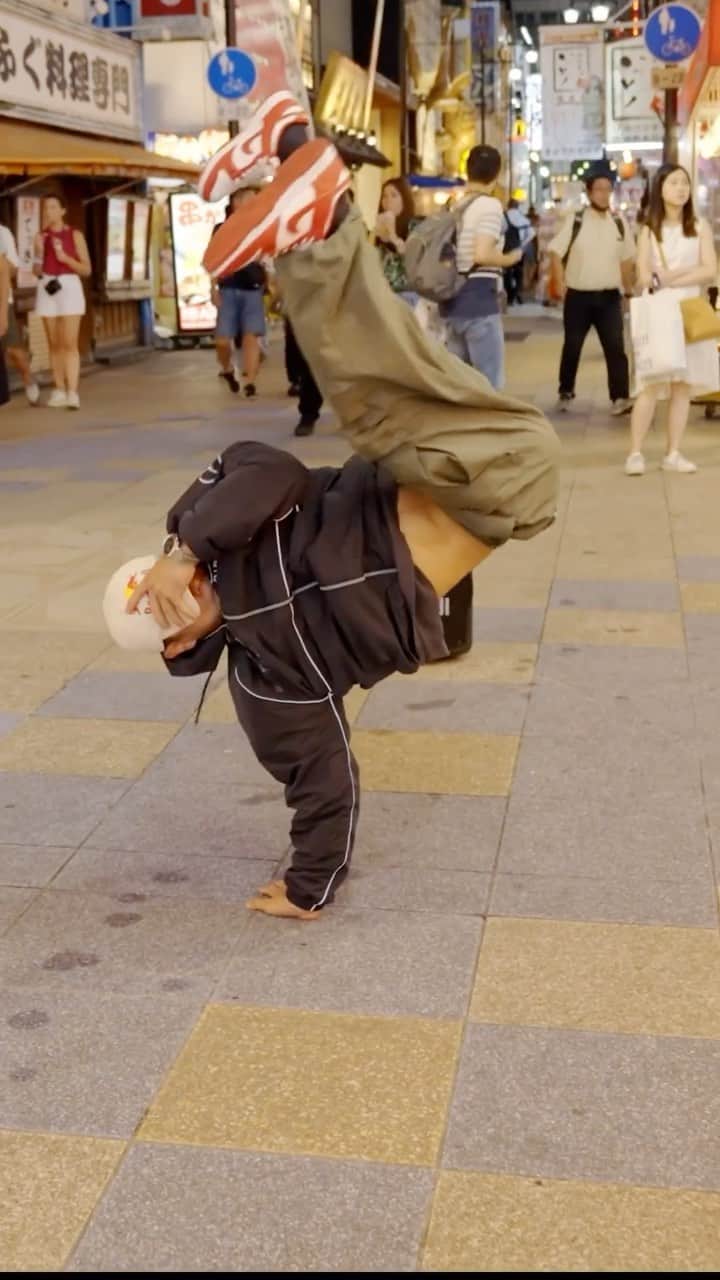のインスタグラム：「大阪・新世界の路上をジャックしてワンムーブ⚡️ @bboyshigekix   世界最高峰のブレイキンバトル @redbullbcone 日本代表決定戦⚔️ 9月10日 大阪・咲洲モリーナで開催🔥  前日の9月9日には日本決勝の最後の1枠を争う 『Red Bull BC One Last Chance Cypher』も開催予定！  詳細はプロフィール🔗から✔️  #RedBullBCOne #レッドブル #翼をさずける #ブレイキン #ブレイクダンス #BBoyShigekix」