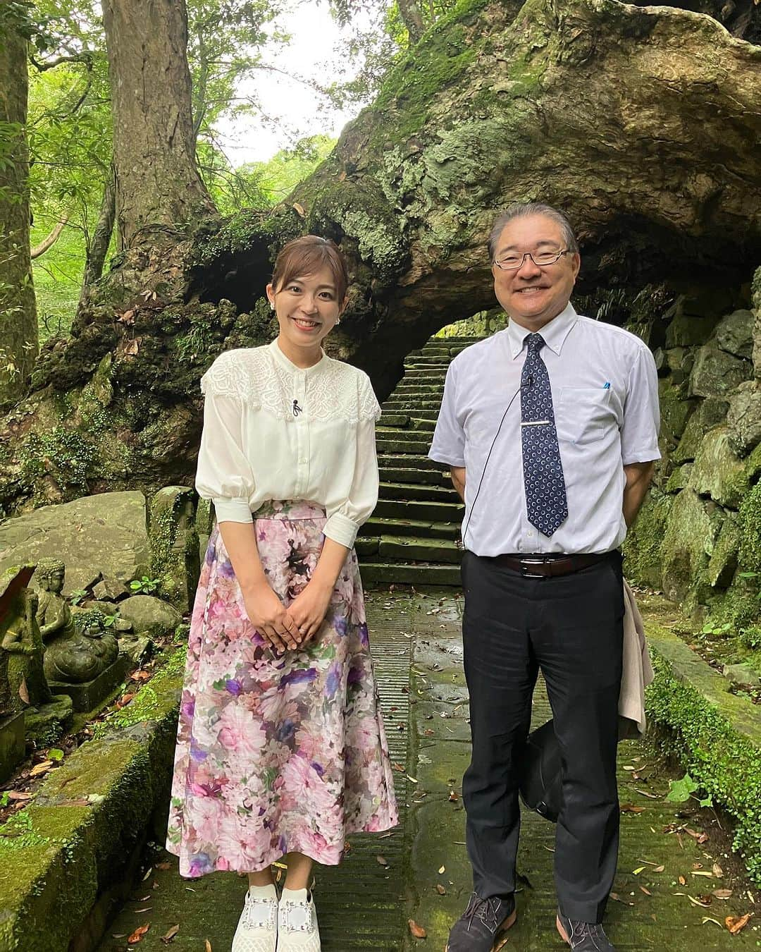 豊崎なつきのインスタグラム：「* 今日は 長崎ディーパーの取材🌷✨  赤瀬浩先生と 長崎のあるパワースポットへ🌈  2枚目のここに秘密があります👀  どんなパワーが頂けるのかは 放送で‼︎  放送は 再来週の予定です🤗  #pint #長崎ディーパー #長崎アナウンサー #豊﨑なつき」