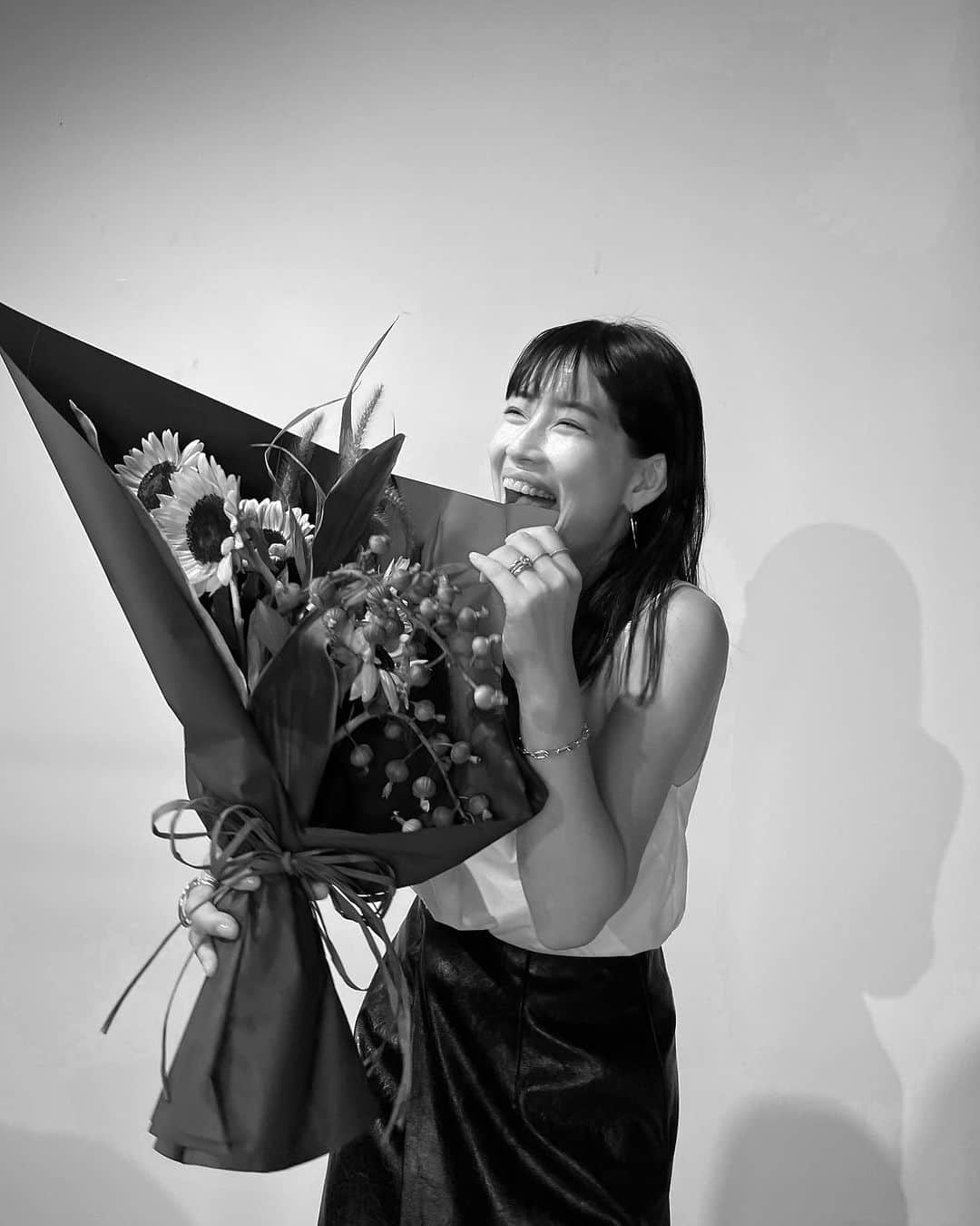 JUNNAのインスタグラム：「@etretokyo  昨夜のライブ中のサプライズ  みんなありがとう🫶 アゴ外れるくらい笑ってる🤣」
