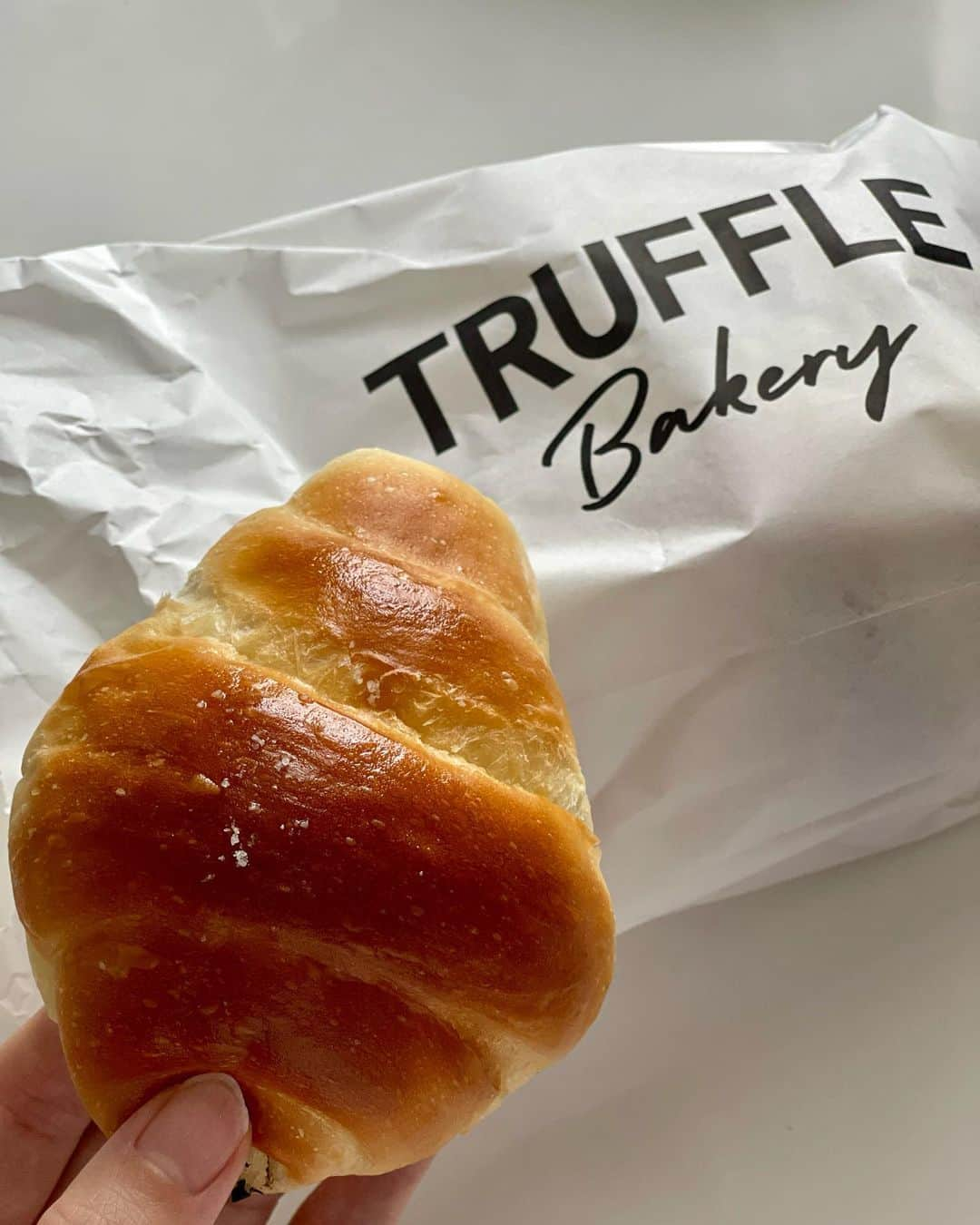 MOEさんのインスタグラム写真 - (MOEInstagram)「📍TruffleBAKERY @trufflebakery   関西初出店🥐 中崎町にできた白トリュフの塩パンで有名なトリュフベーカリーさん🤍  シンプルなのにトリュフの塩っ気がクセになるお味で、何個でも食べられてしまいます🤭  販売の個数制限を設けておられる時もありますが、運が良いとたくさんgetできちゃいます✨ 人気店で並ぶ時も多いので、暑さ対策しっかりして行かれて下さいね🧃⛱️  #trufflebakery #トリュフベーカリー #白トリュフの塩パン #塩パン #中崎町 #大阪グルメ #大阪パン屋 #パン屋さん」9月1日 19時07分 - m0e_1i7_