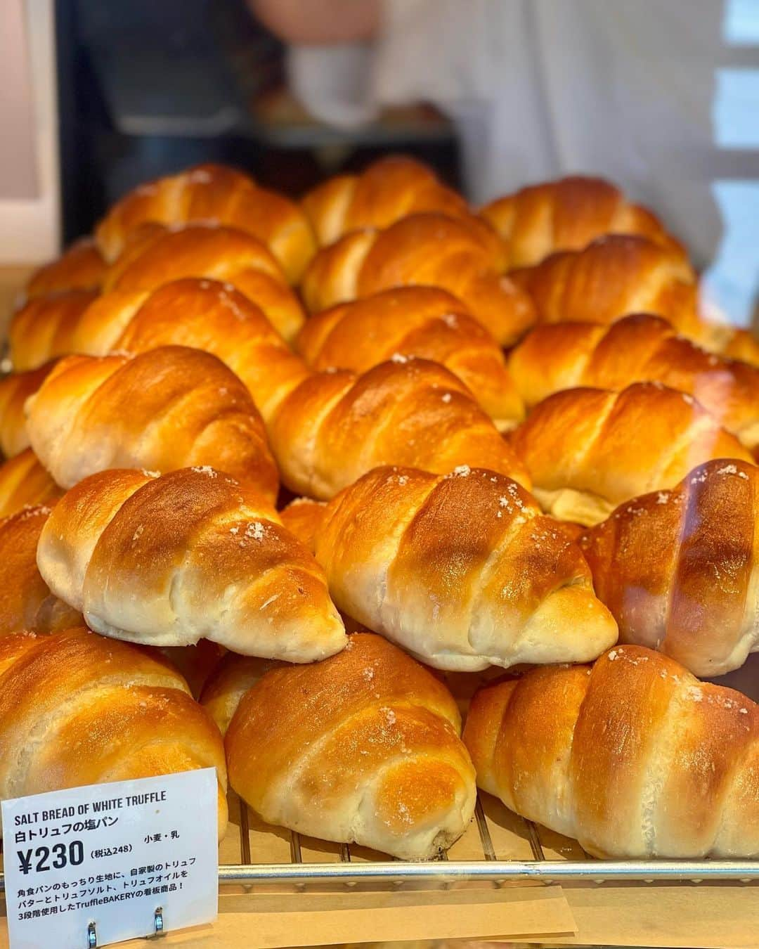 MOEのインスタグラム：「📍TruffleBAKERY @trufflebakery   関西初出店🥐 中崎町にできた白トリュフの塩パンで有名なトリュフベーカリーさん🤍  シンプルなのにトリュフの塩っ気がクセになるお味で、何個でも食べられてしまいます🤭  販売の個数制限を設けておられる時もありますが、運が良いとたくさんgetできちゃいます✨ 人気店で並ぶ時も多いので、暑さ対策しっかりして行かれて下さいね🧃⛱️  #trufflebakery #トリュフベーカリー #白トリュフの塩パン #塩パン #中崎町 #大阪グルメ #大阪パン屋 #パン屋さん」