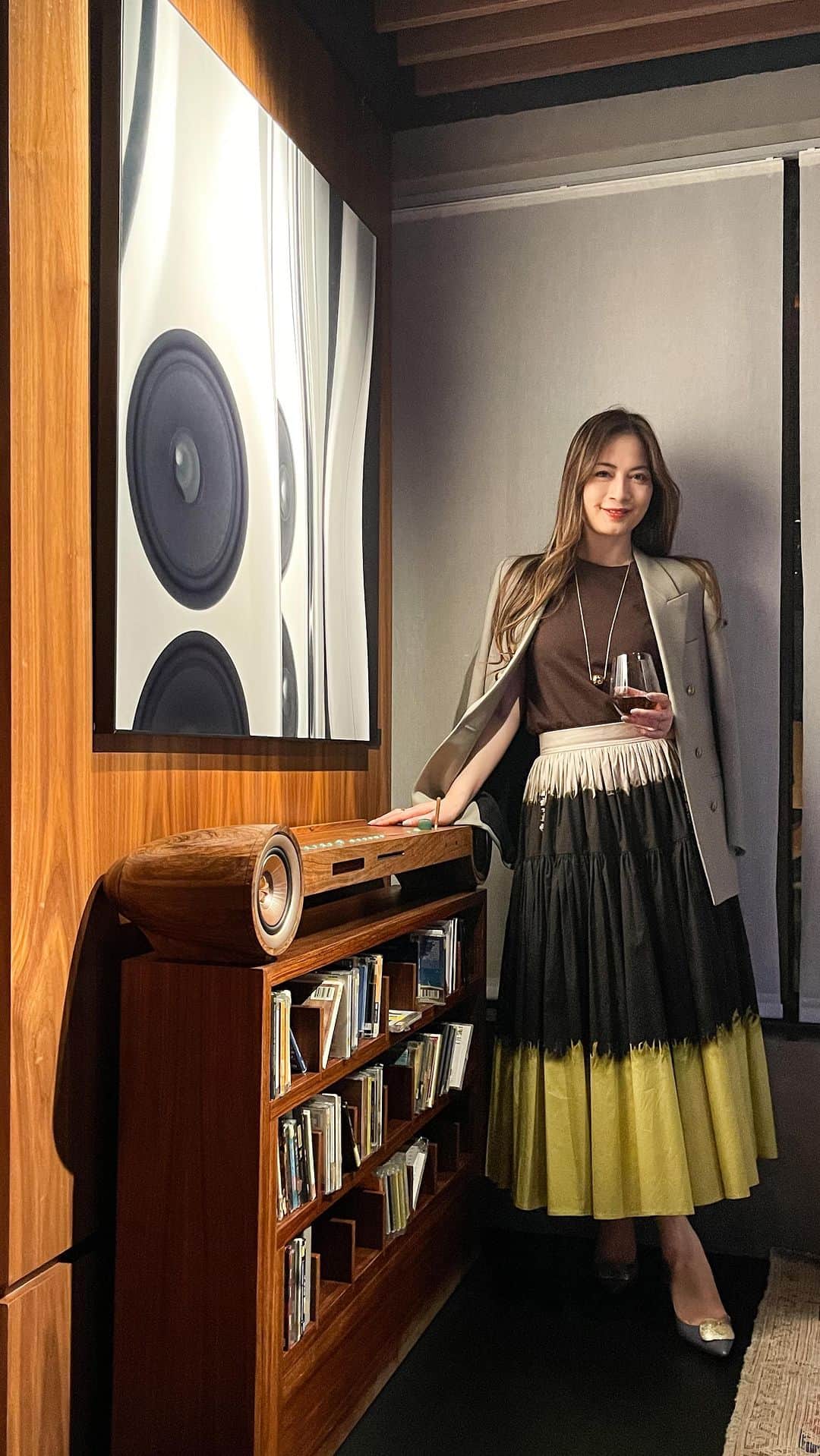 Ruby Kwanのインスタグラム：「To discover the sound of breath with the wellness journey companion. @kef.hongkong x @yourshroommate 💚 #rougeclosetlifestyle   #kef #kefhk #shroommate #yourshroommate #rubykwan  Outfit: #bottegaveneta top | #saintlaurent blazer & necklace | #prada skirt | #sauvereign shoes | #personalstyleblogger」