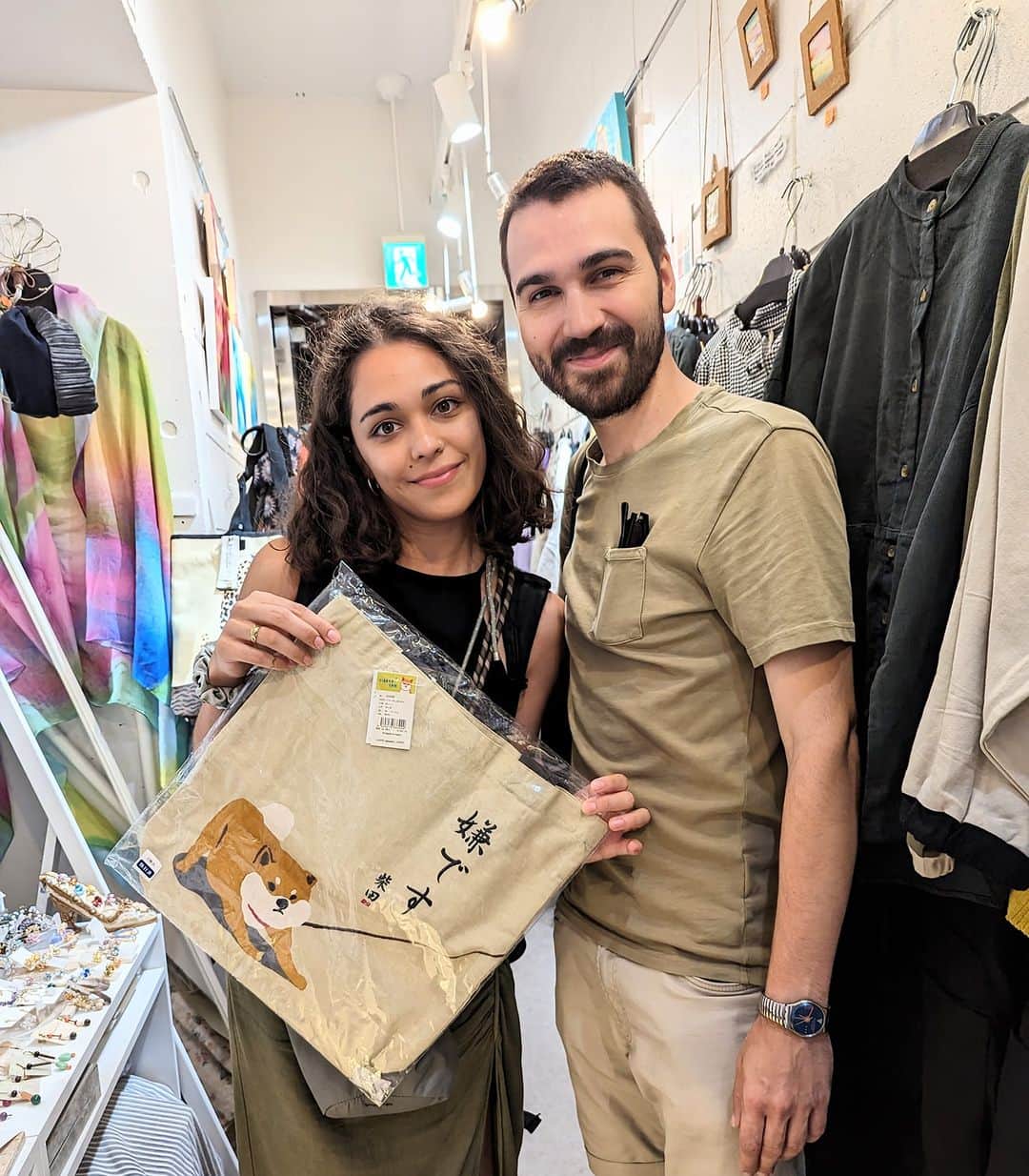 平井富子のインスタグラム：「A wonderful couple appears！  ミラノからNicoleさんとLorenzoさんがご来店！  日本はNicoleさんは初めて、Lorenzoさんは２回目。広島や神戸、高山、金沢等を観光。高野山にも行ったとか。ステキ〜  嫌です柴犬トートバッグを気に入って頂きました。 散歩拒否の仕草がとても可愛い〜  東京をお楽しみ下さい〜」