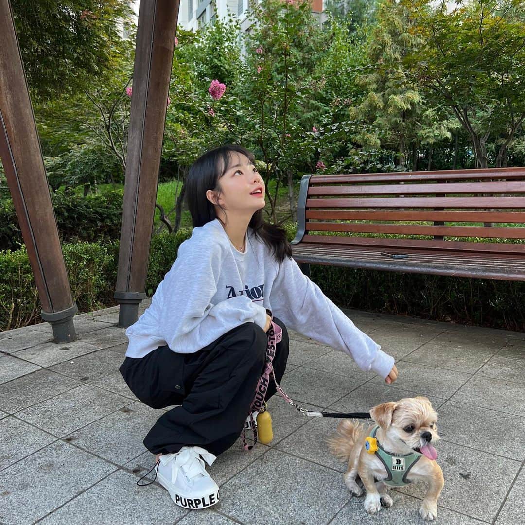 ヨンジュのインスタグラム：「혜린이가 만든신발 짱예쁘고 짱편하고 무엇보다도 220사이즈가 있는게 참 대박이야~~~ 🥹🫶🏻 @_spp_official @hyeliniseo」