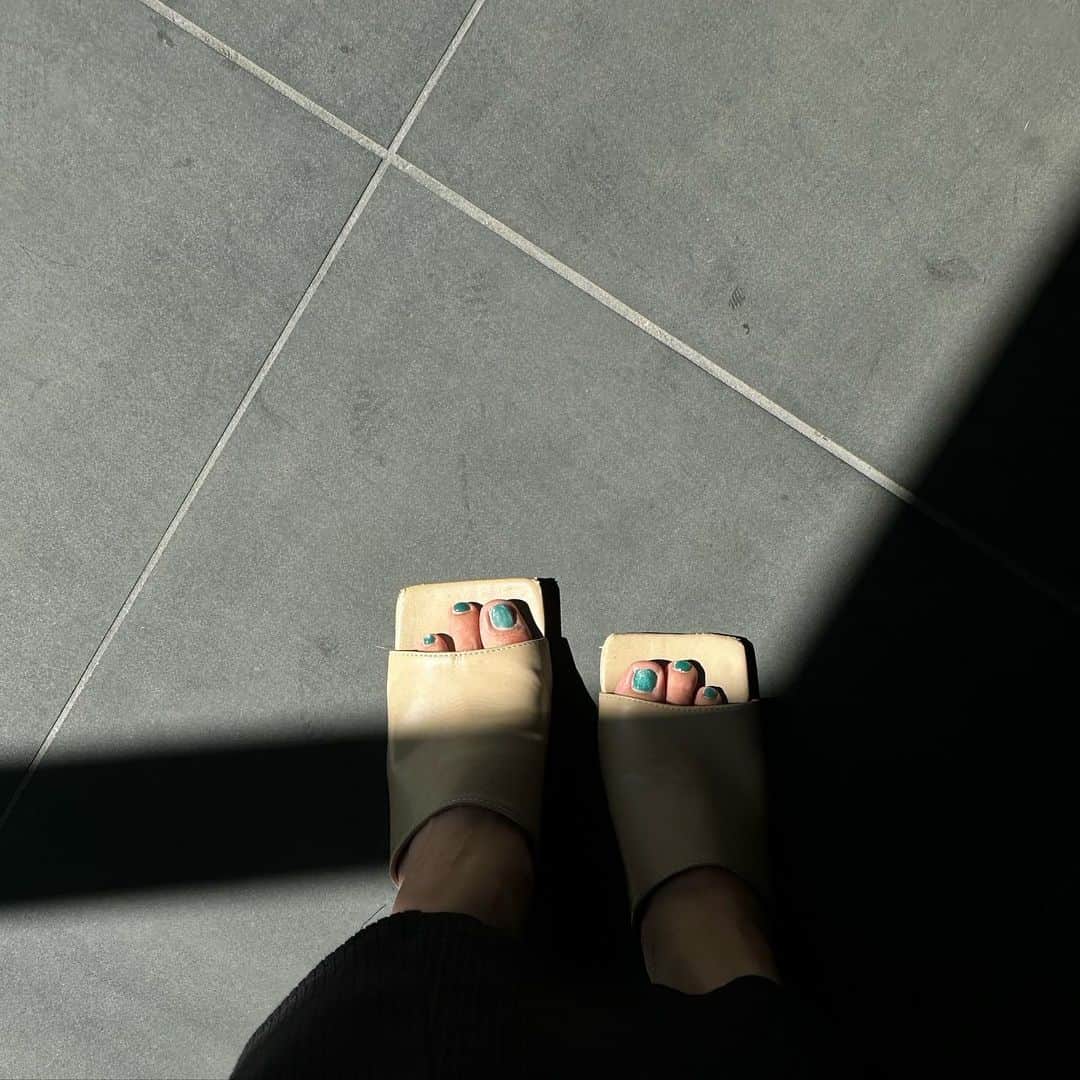 MAOIWATAのインスタグラム：「フットネイル💅 ブルーのマグネットにした🌊 最後に夏らしいのにしたくて🥰 このマグ、写真じゃ伝わりづらいけど 深みあってビー玉みたいで可愛い🩵  秋になってほしいのに、 サンダル履きたいからまだ夏でも いーなあと思っちゃう🥹  @precieux_jouet_official 👡  #フットネイル #サンダル」
