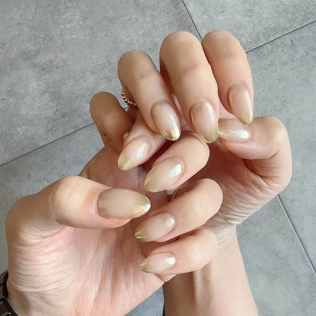 *✭ᏋണᎥ✭*のインスタグラム：「𝗇𝖾𝗐 nail ♡ ミラーフレンチにハマり過ぎている← ㅤㅤㅤㅤㅤㅤㅤㅤ 根元も少しくすませて大満足の仕上がり🥹 ㅤㅤㅤㅤㅤㅤㅤㅤ  #nail#nailart #nails #newnails #ネイル#ネイルデザイン #シンプルネイル #ジェルネイル #ミラーフレンチ#フレンチ#CHANELj12#j12」